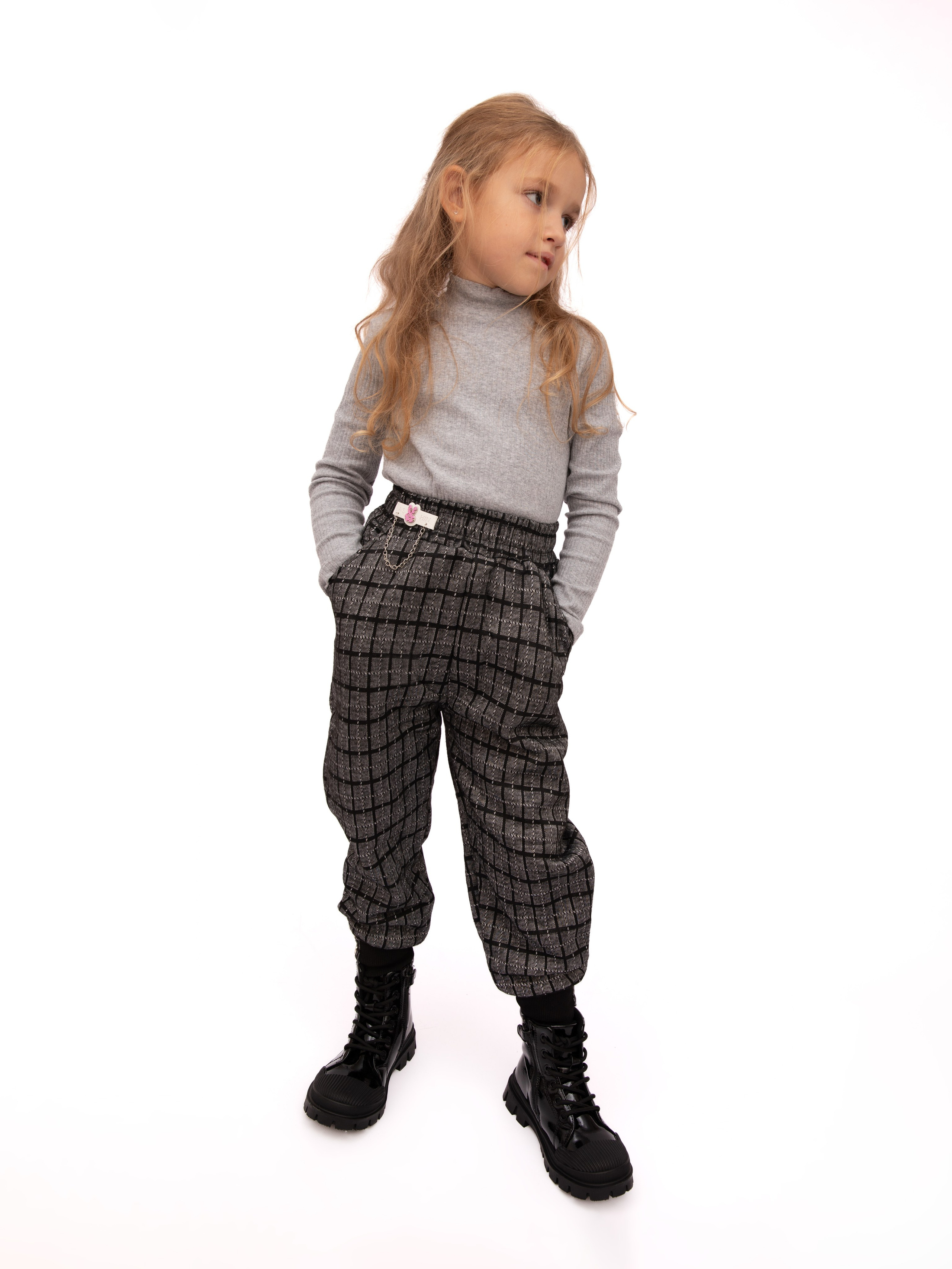 Детские брюки. Фотостудия предметной и модельной съёмки для маркетплейсов