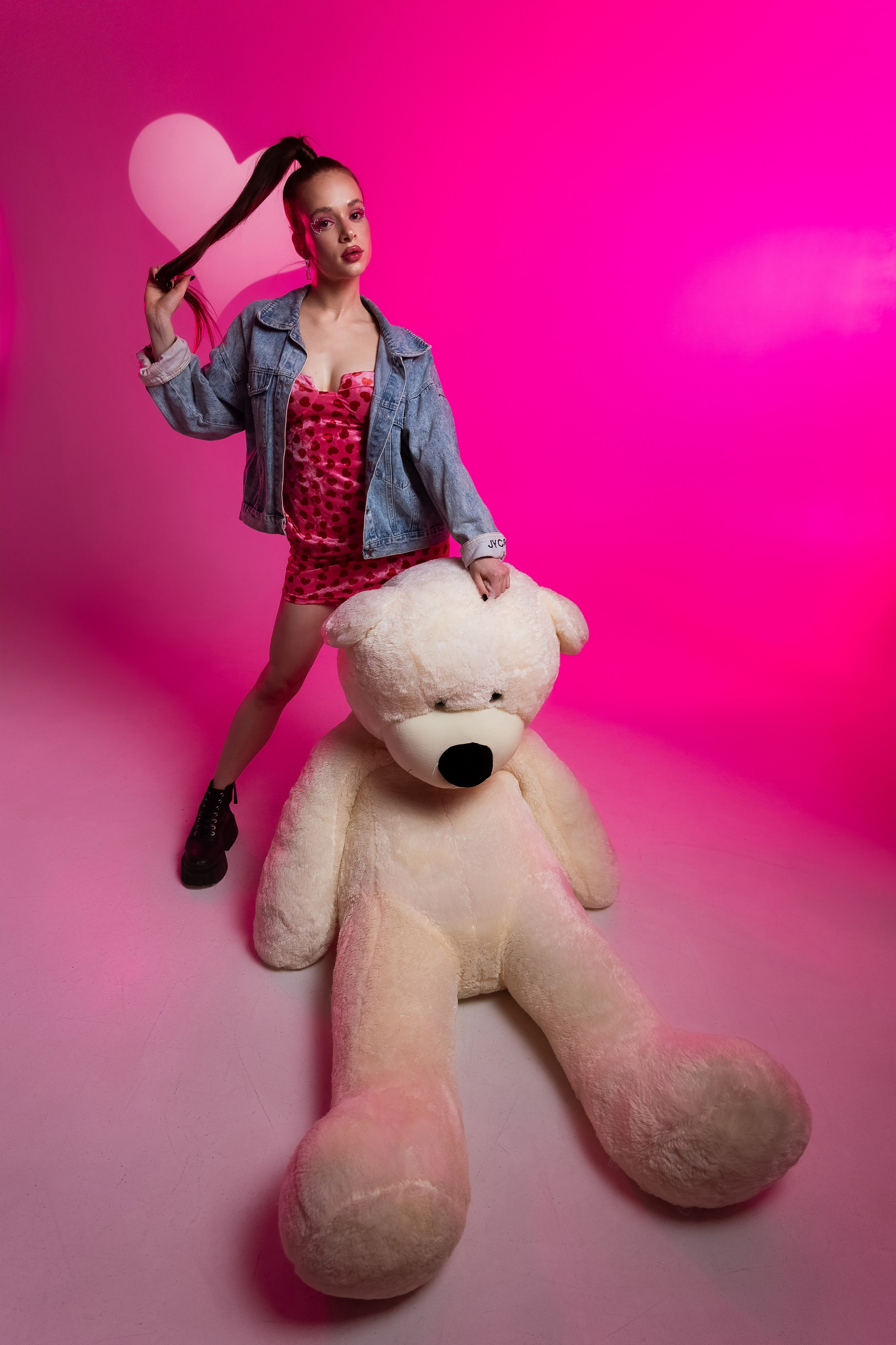 идея фотосессия на 14 февраля, день всех влюблённых, цветной свет, маски габо, 14 февраля, ростовой медведь