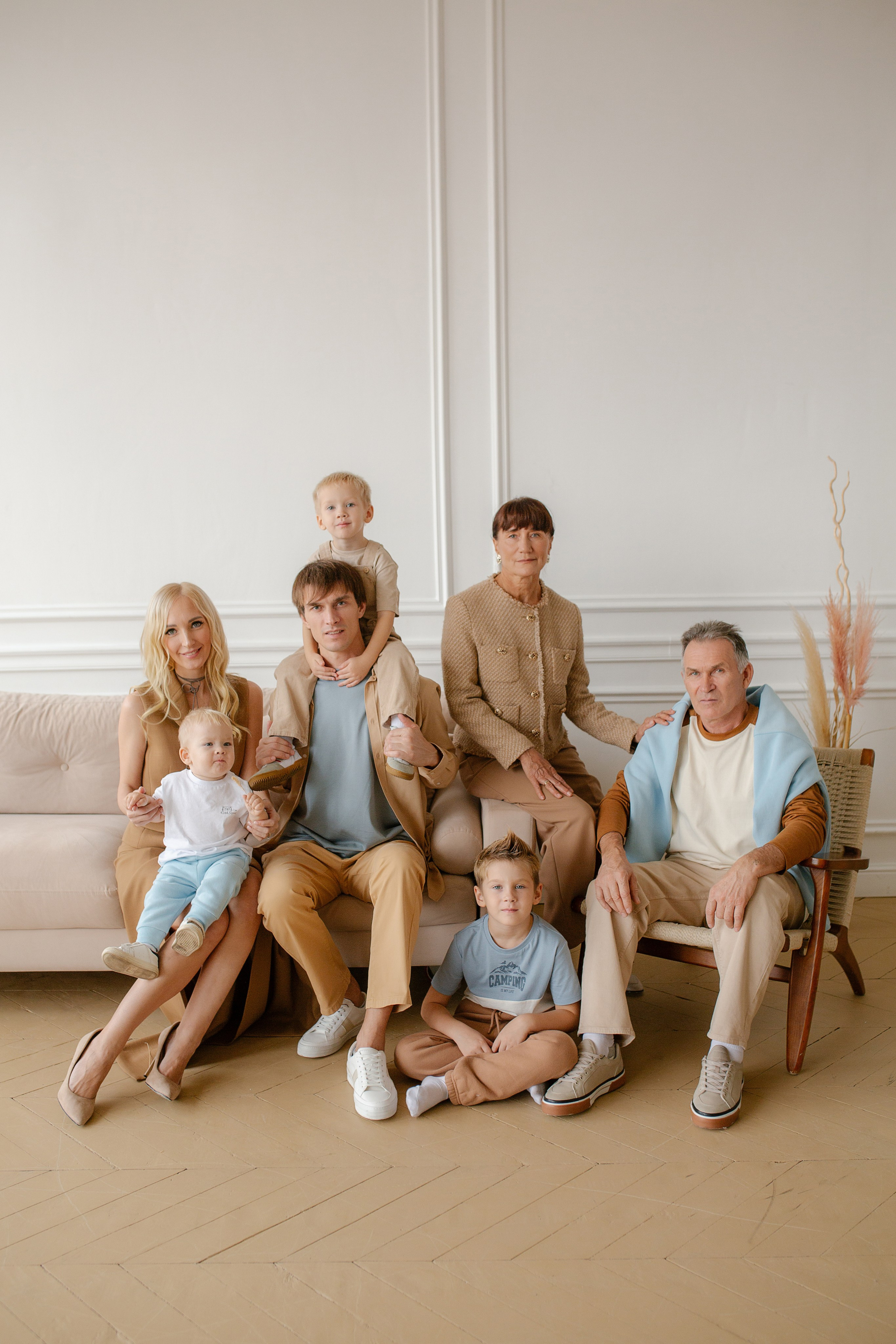 Фотосессия большой семьи в студии