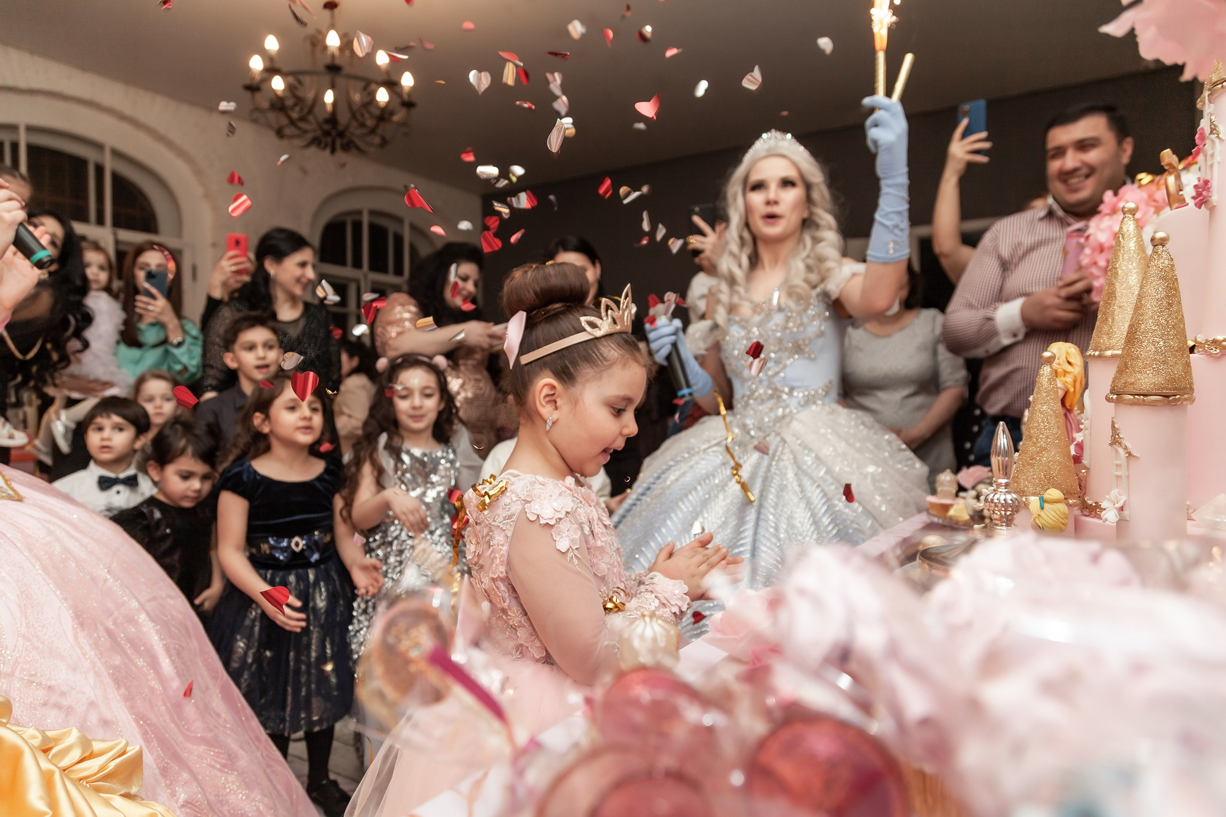 Задуваем свечи на детском празднике