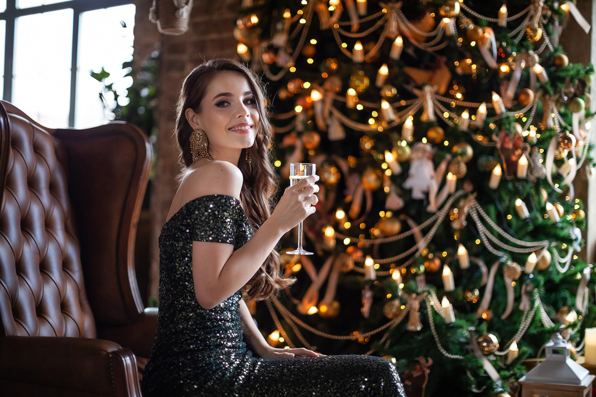 Портрет девушки в платье с бокалом шампанского