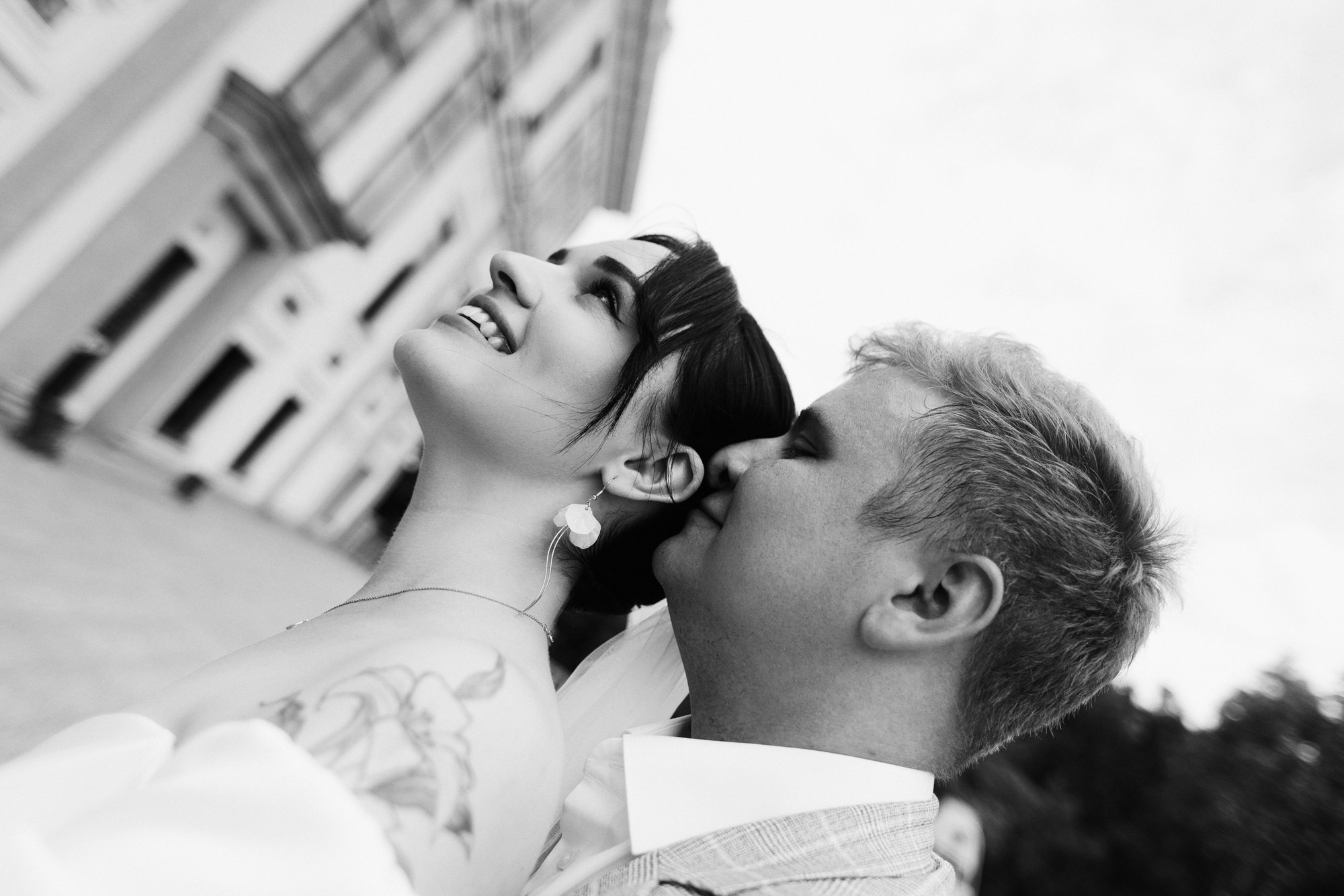 Свадебный фотограф Тюмень — Роман и Ксения: фотосессия с гостями и прогулка в парке. Портретный фотограф Тюмень Дарья Мустафина