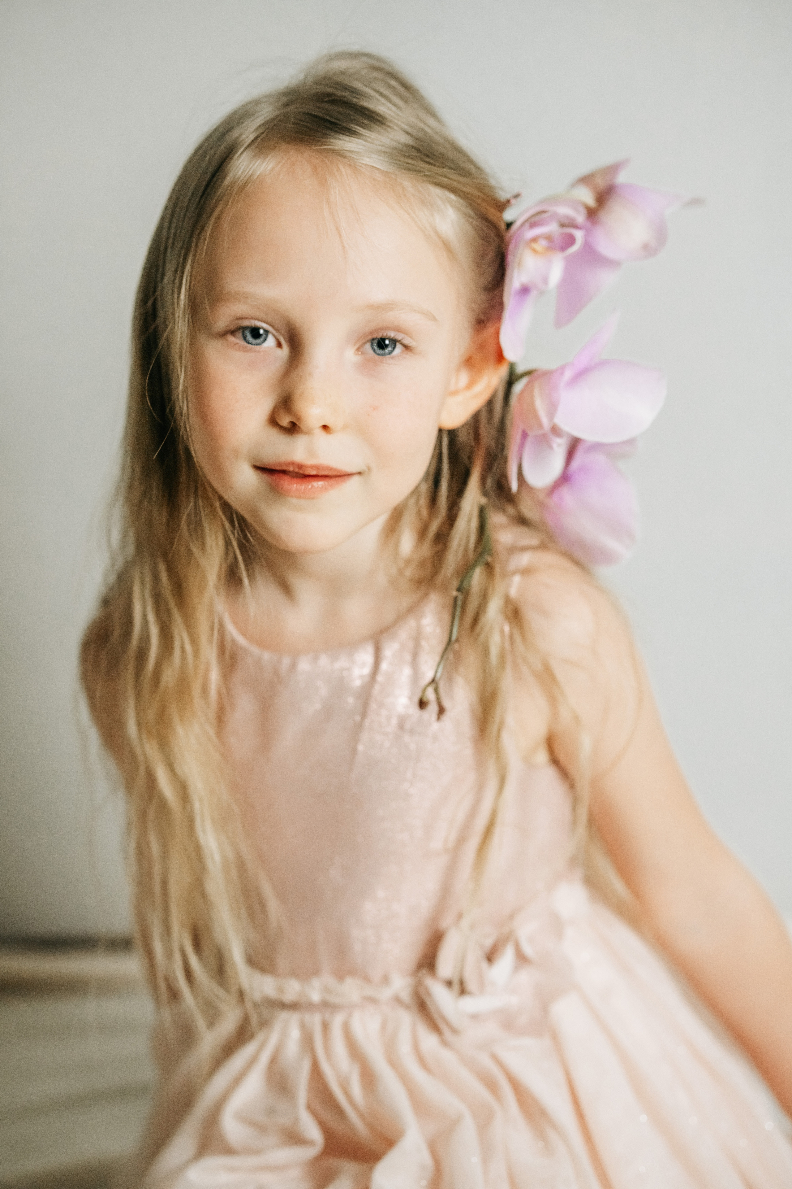 Полина с орхидеей. Женский и детский фотограф в Нытве Людмила Безгодова