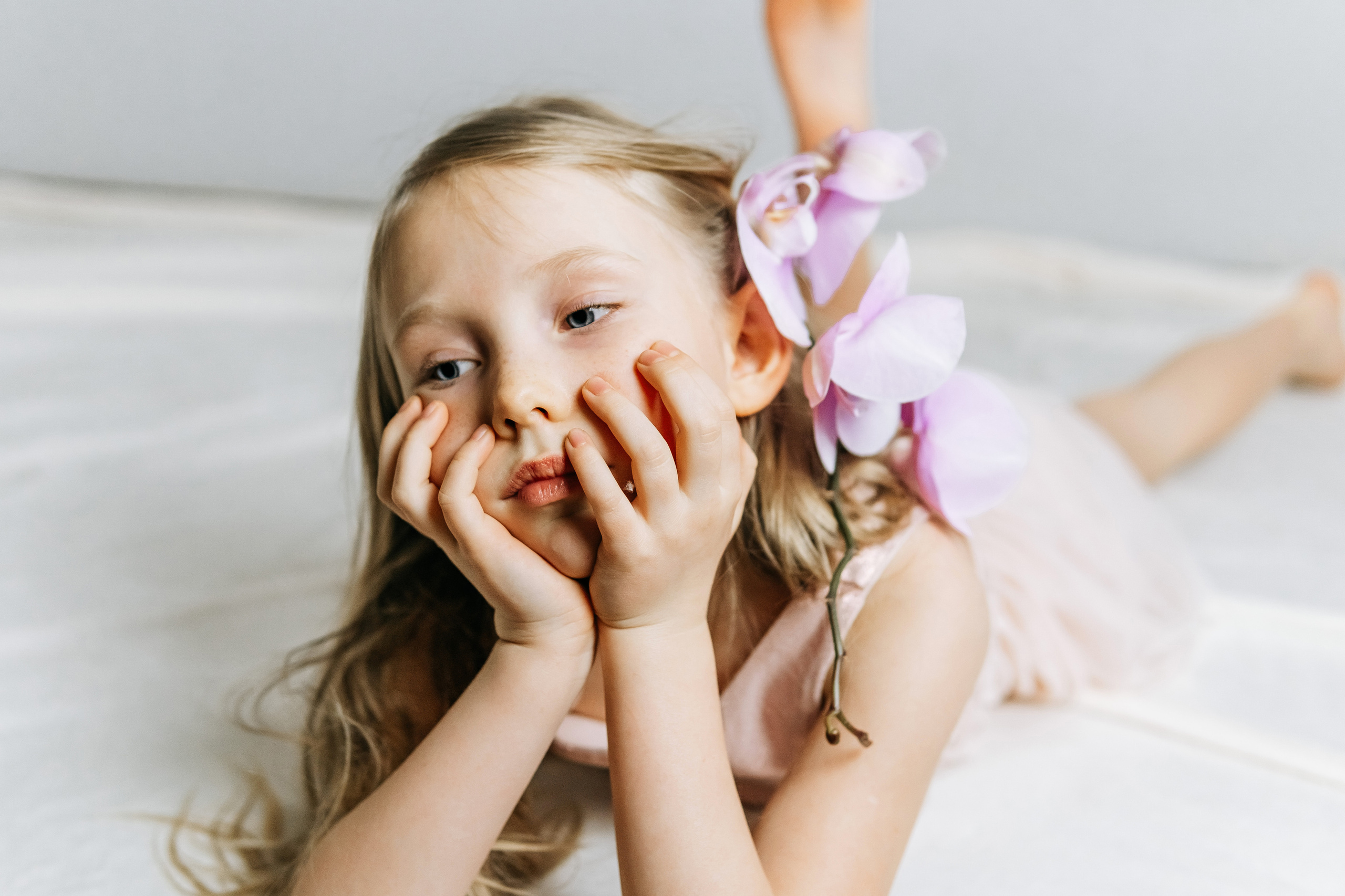 Полина с орхидеей. Женский и детский фотограф в Нытве Людмила Безгодова