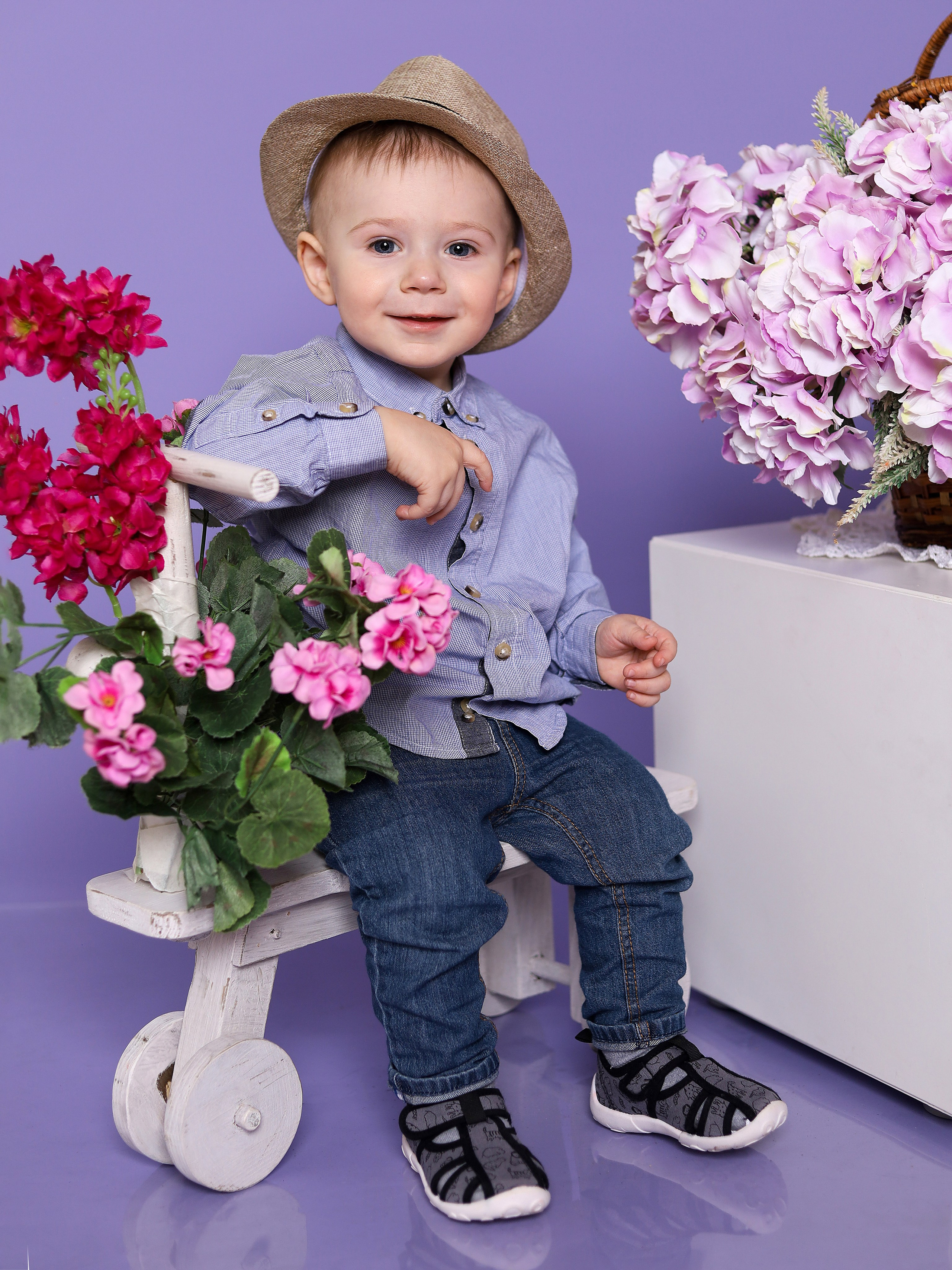 Общее фото в детском саду с выездным реквизитом в Тюмени. Выпускные альбомы в Тюмени для школ, садов, вузов спортивных секций