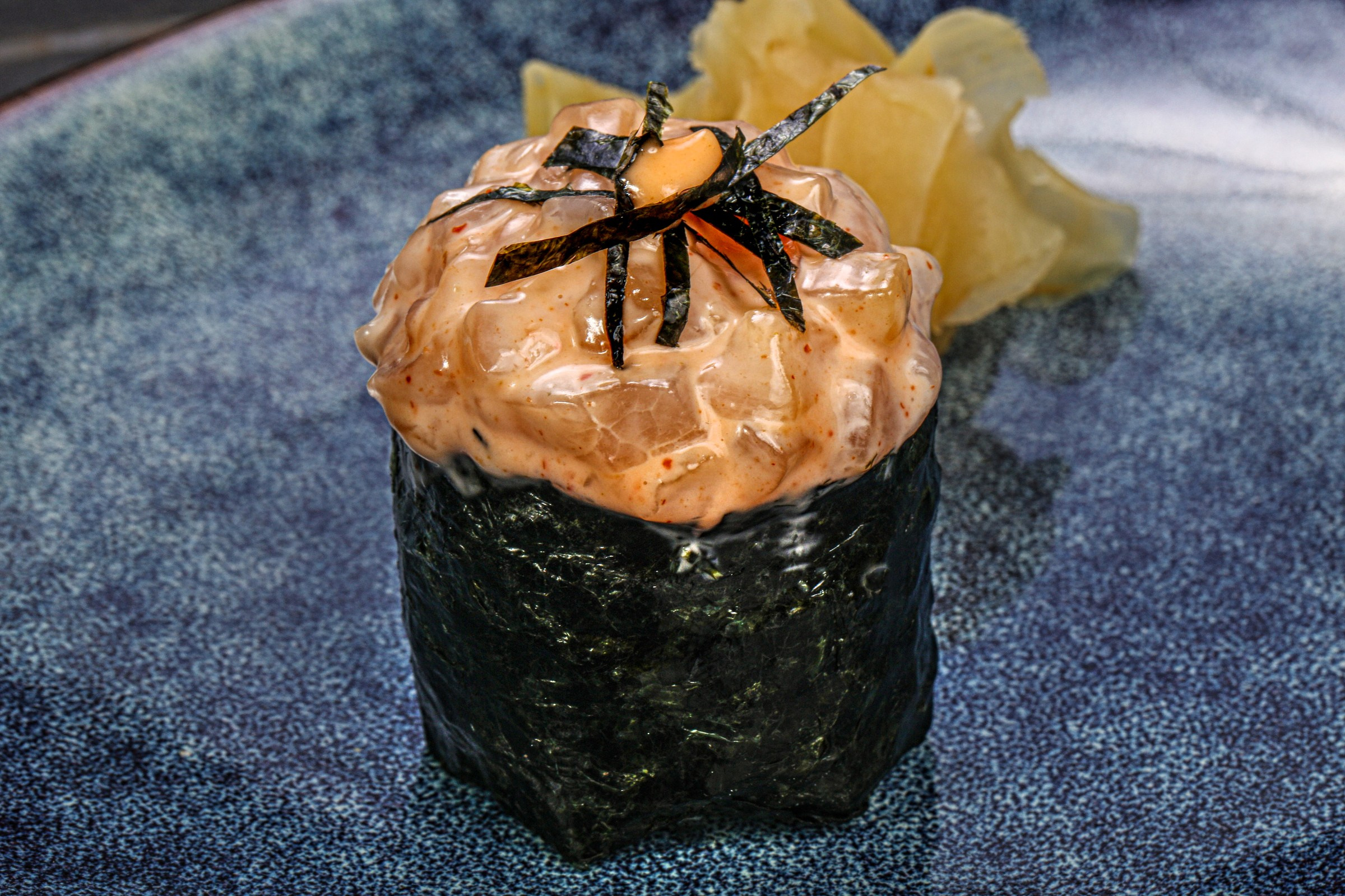 Фотосъемка суши и роллов. Заказ по тел.: +7 (906) 006-90-22. Фуд-фотограф Андрей Старостин — съемка еды в Москве. 9000 руб. в час