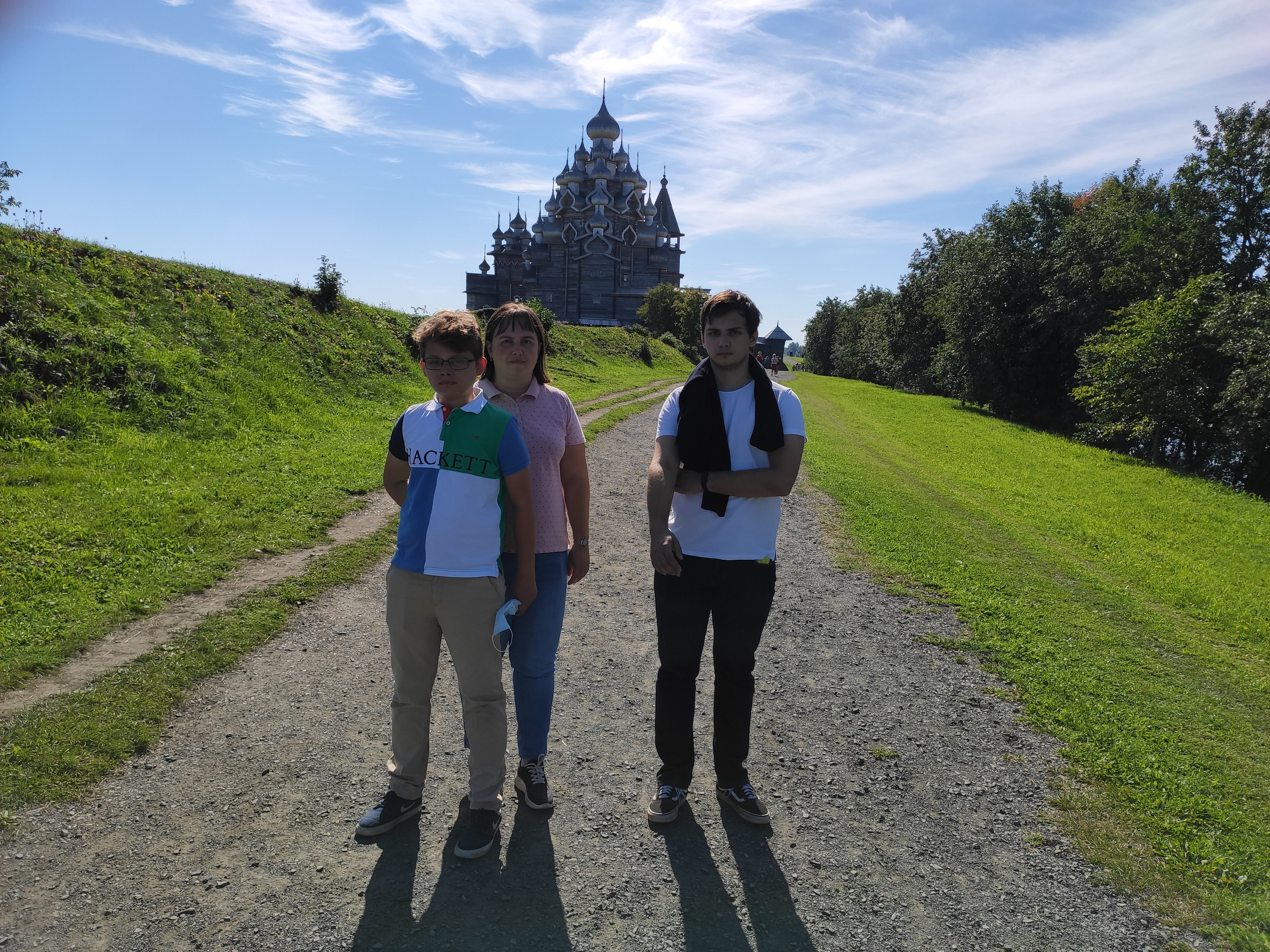 По острову ползают змеи (не видели), скачут зайцы (встретился).