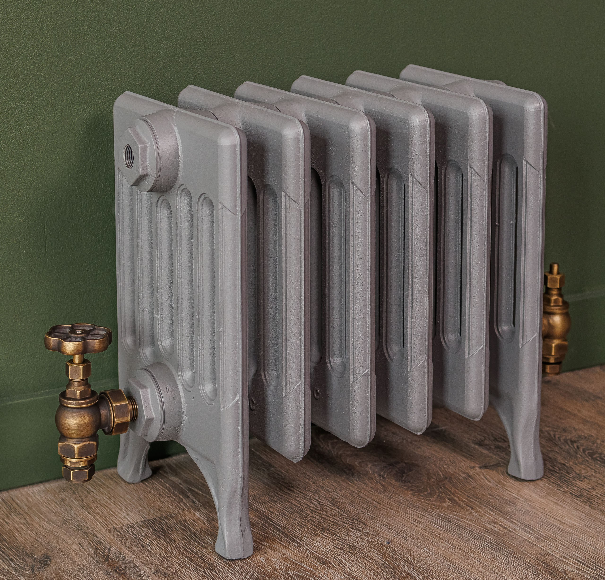 Предметные фотографии дизайнерских радиаторов отопления в стиле ретро