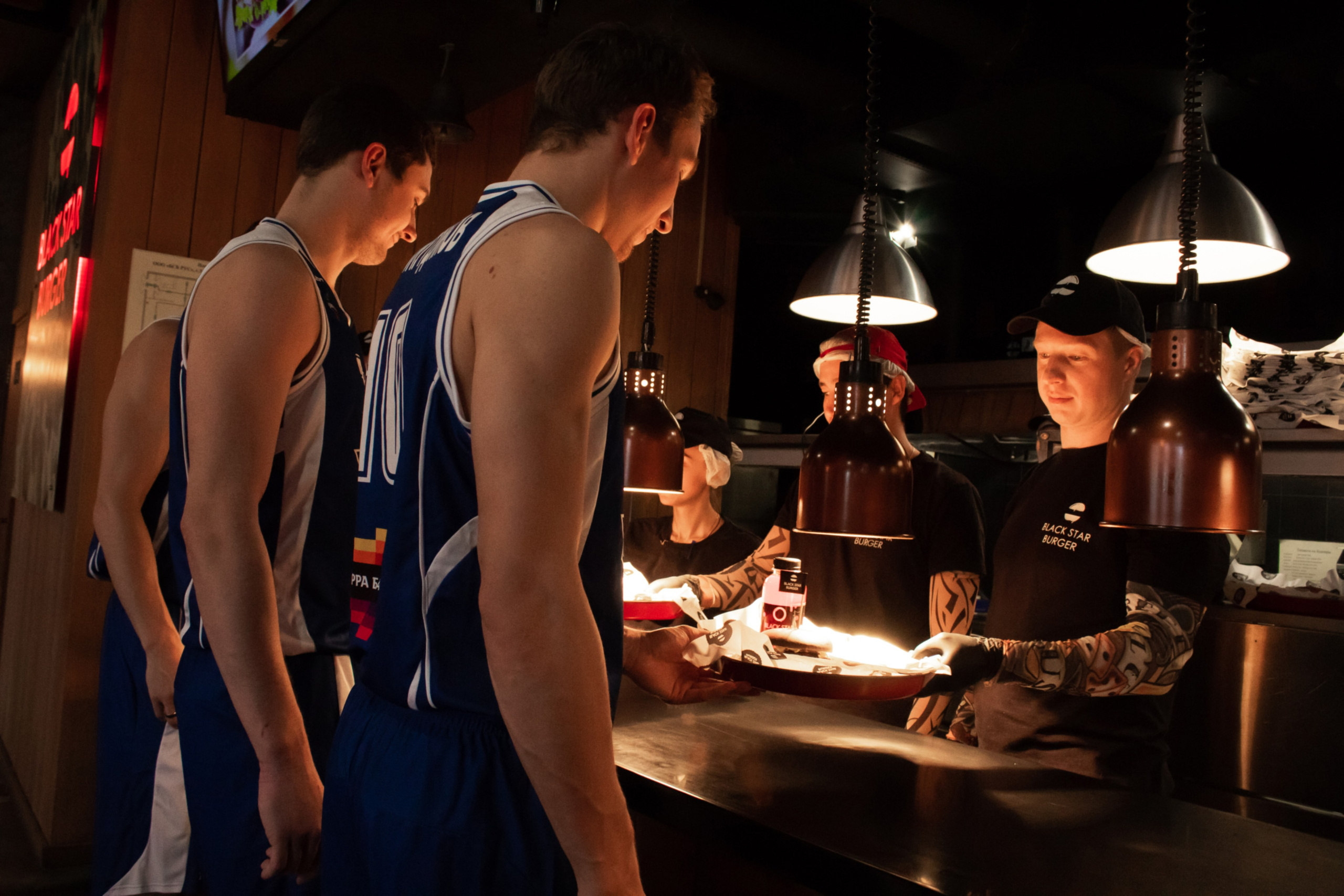 Баскетболисты в Блэкстарбургере. Репортажный Фотограф