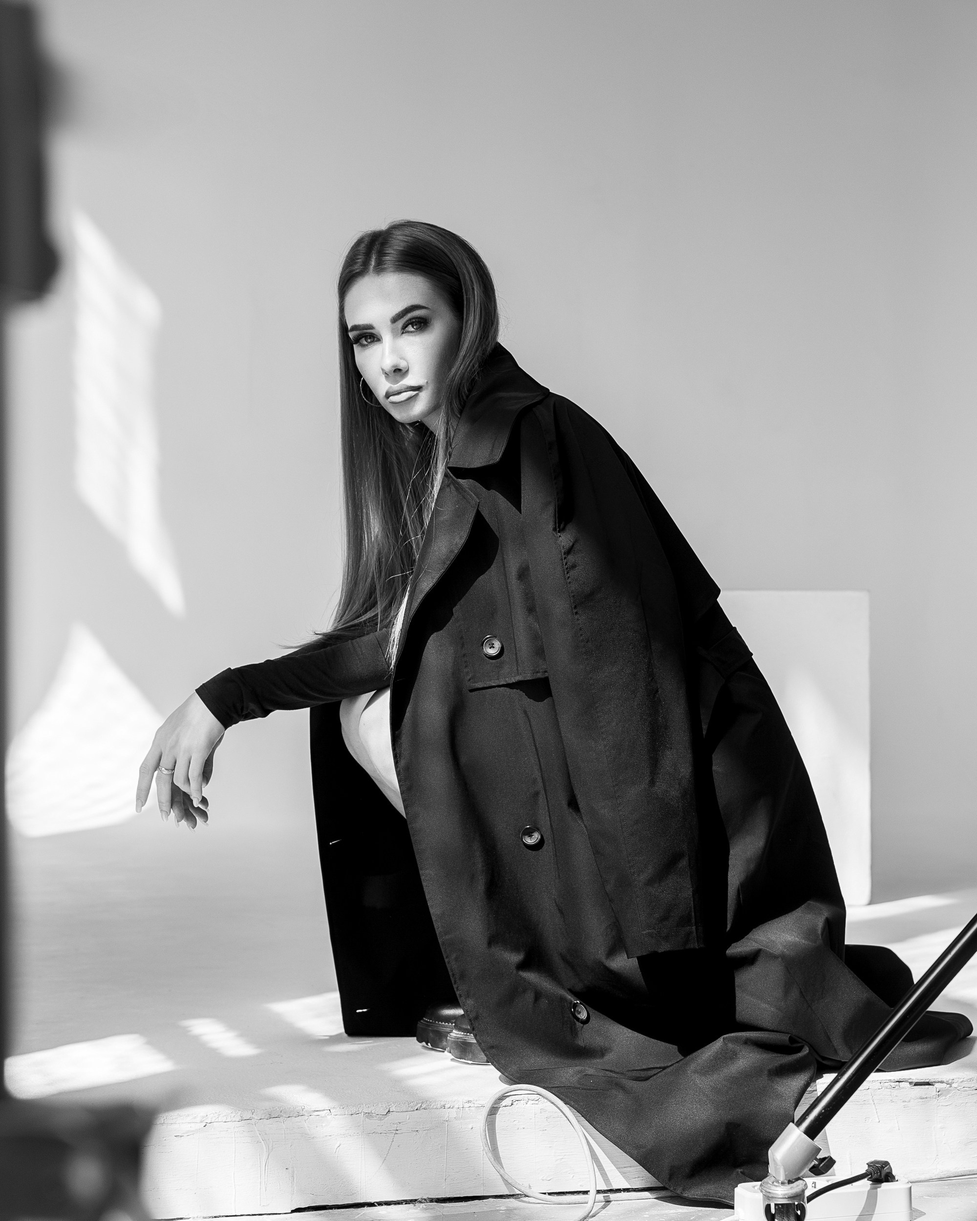 Студийный женский портрет с игрой света и тени, современное портретное фото для девушек