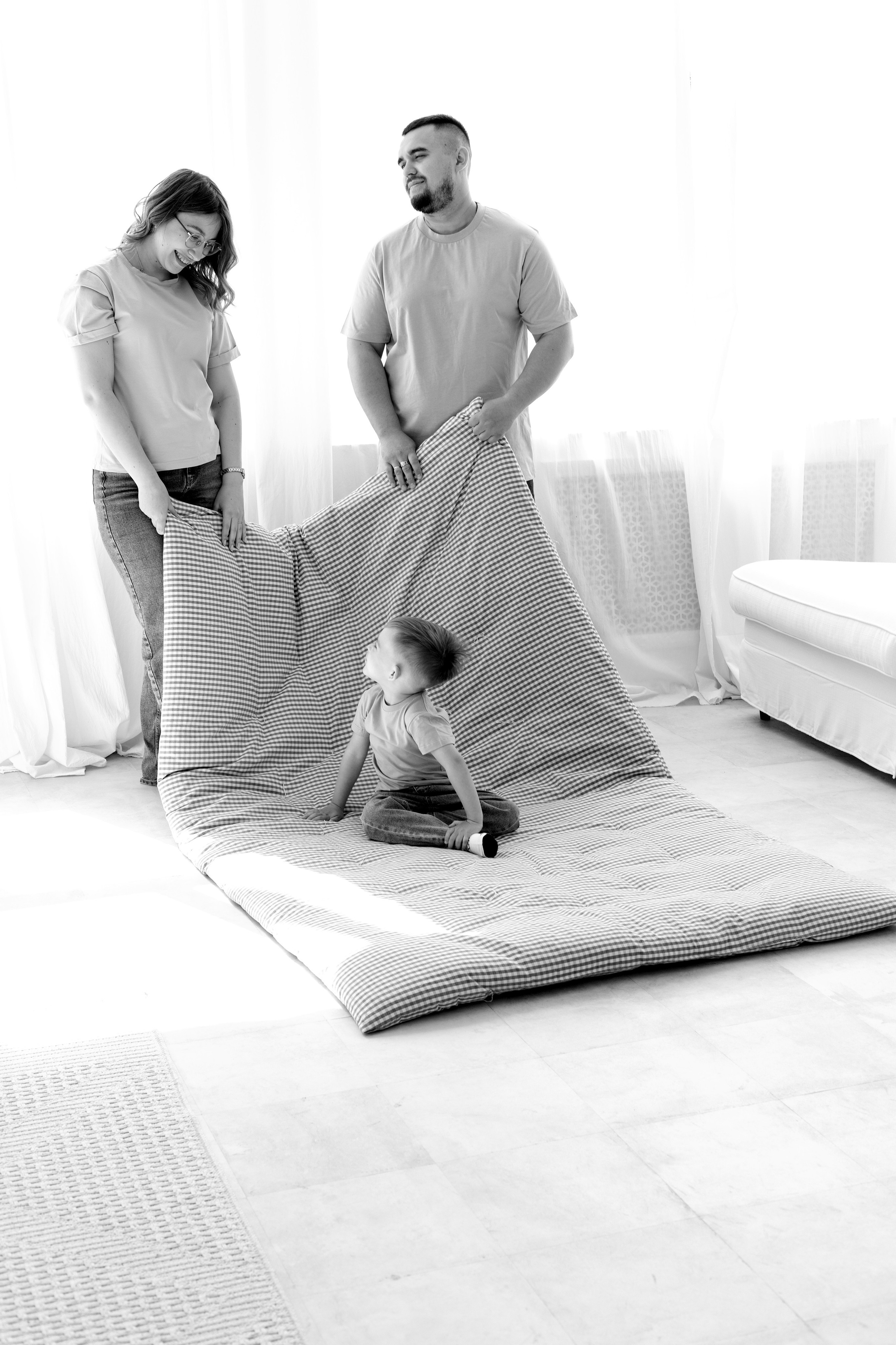 Семейная фотосессия в студии (Михаил, Крестина и Макар). Женский фотограф в Орске Новотроицке Динара Долганова