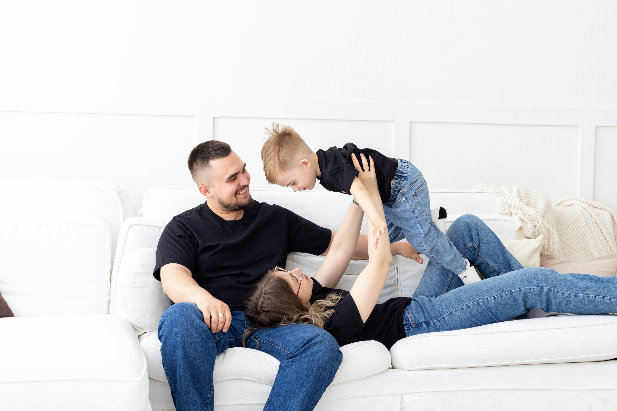 Семейная фотосессия в студии (Михаил, Крестина и Макар). Женский фотограф в Орске Новотроицке Динара Долганова