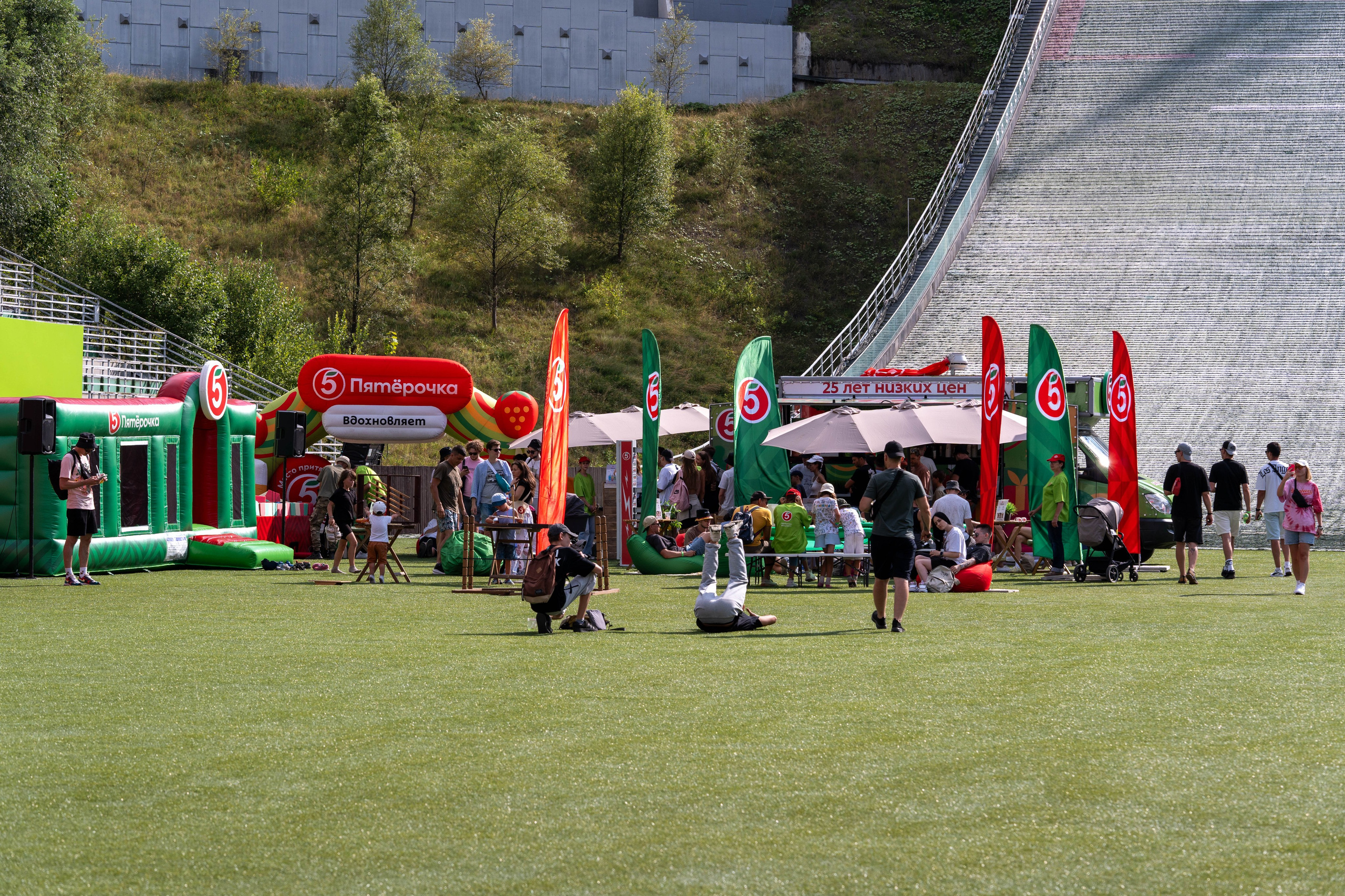 Фотоотчет партнеской интеграции для сети «Пятерочка» на фестивале «Grounded». Репортажный фотограф в Красной Поляне и Сочи Павлюченко Екатерина