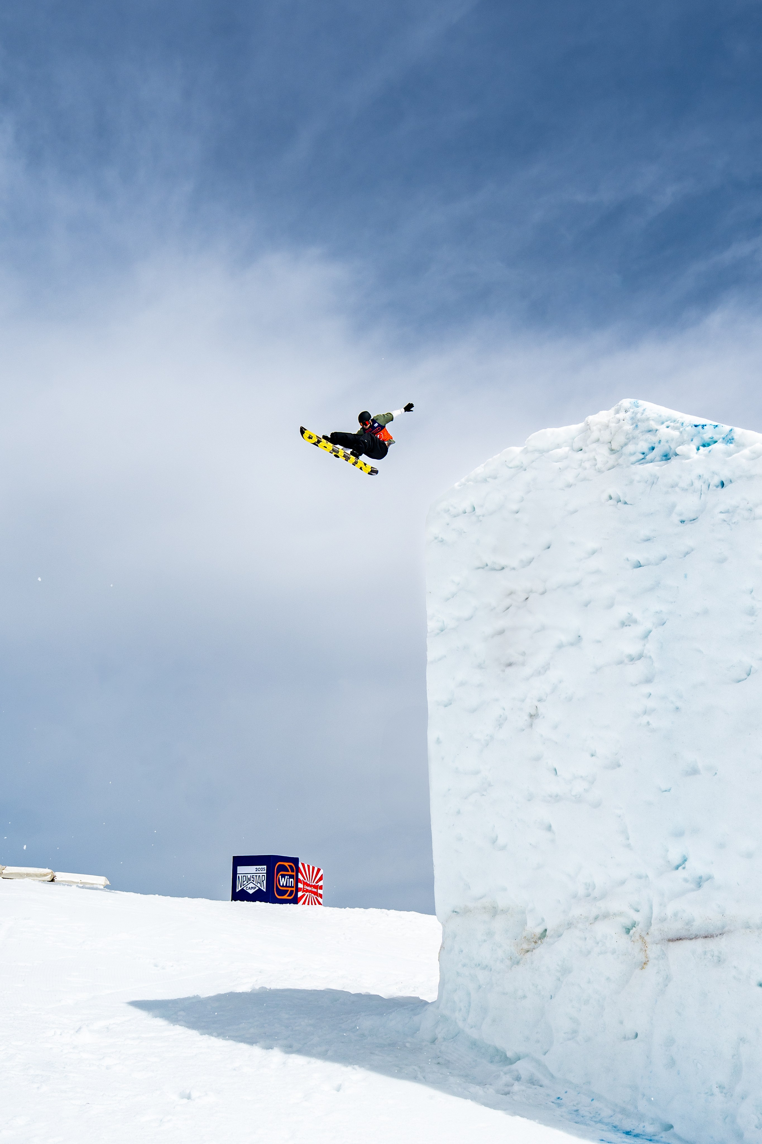 Спортсмен выполняет трюк на биг-эйр, курорт Роза Хутор, 2025