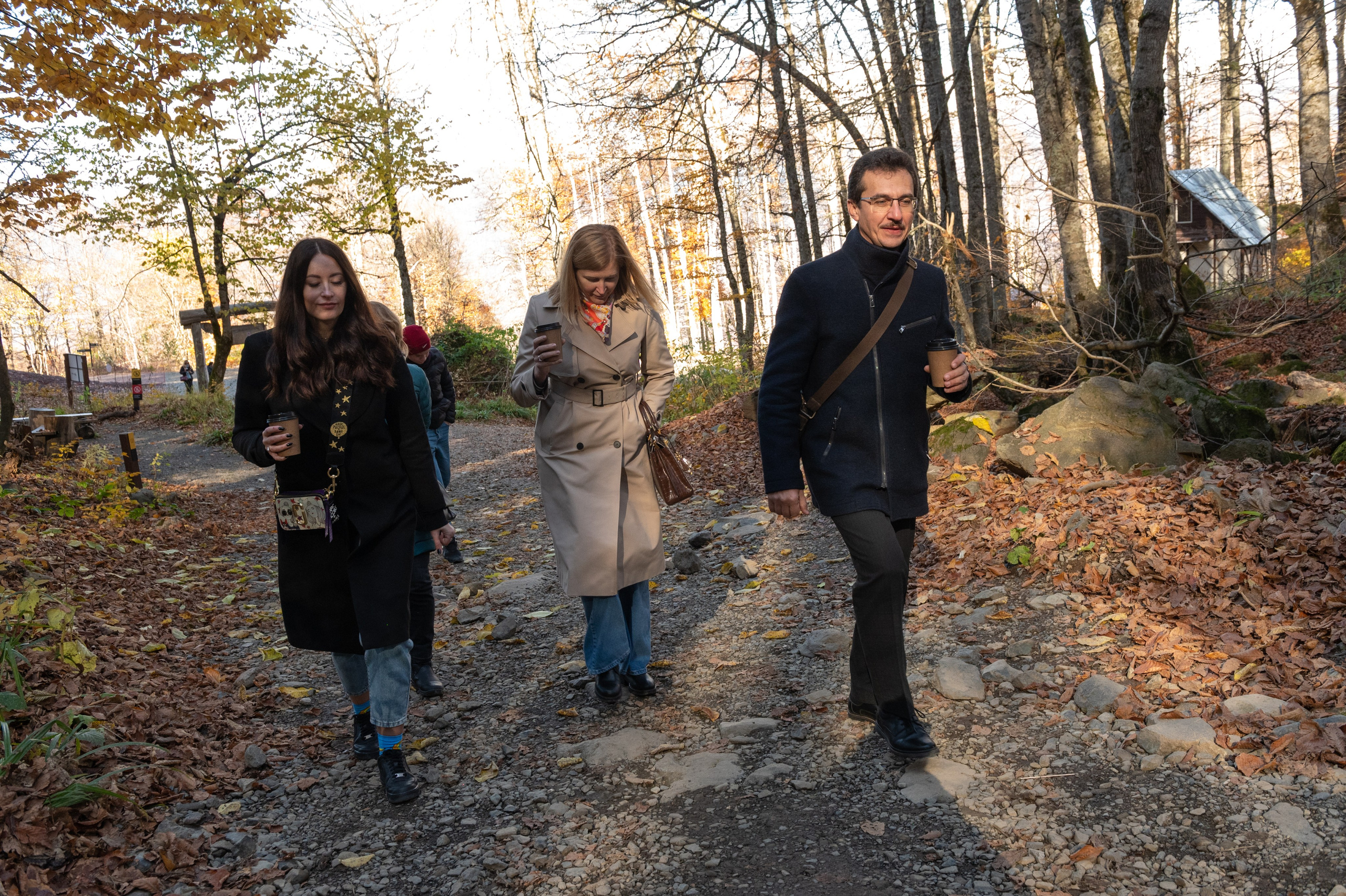 Mice мероприятие — прогулка на водопад Поликаря на курорте Красная Поляна. Репортажный фотограф в Красной Поляне и Сочи Павлюченко Екатерина