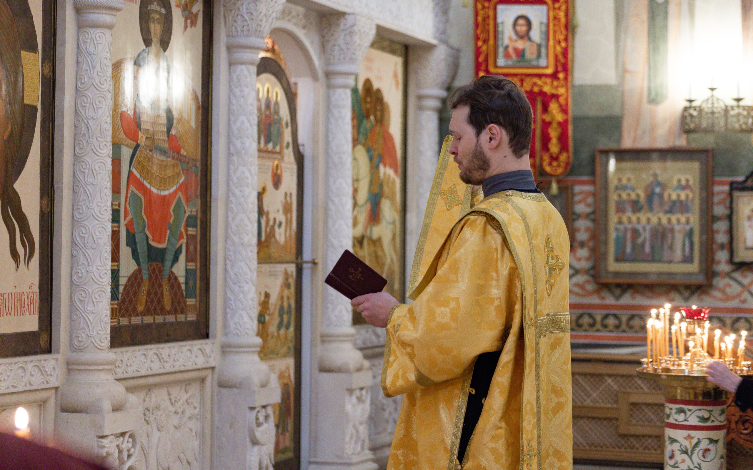 Праздничное богослужение Святителю Николаю 19 декабря. Интерьерный фотограф в Москве Роман Потапов