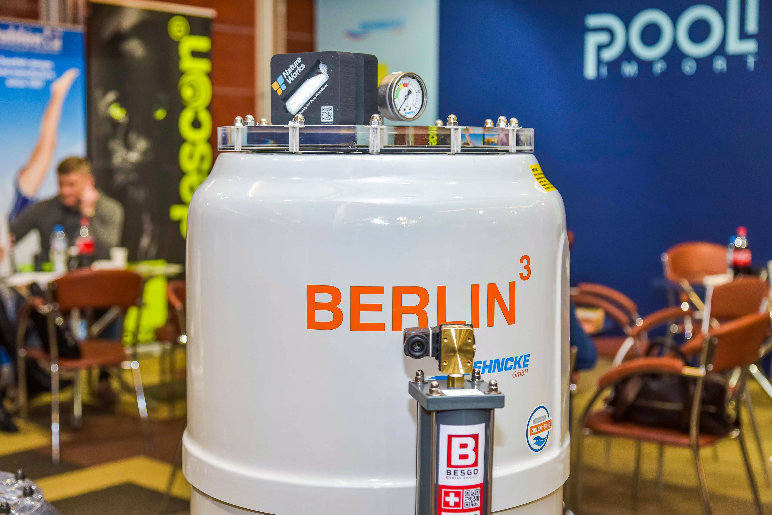 Фото с выставки "Pool Market Russia" в Москве. Представленное на выставке оборудование для бассейнов. Обработка фото без фильтров.