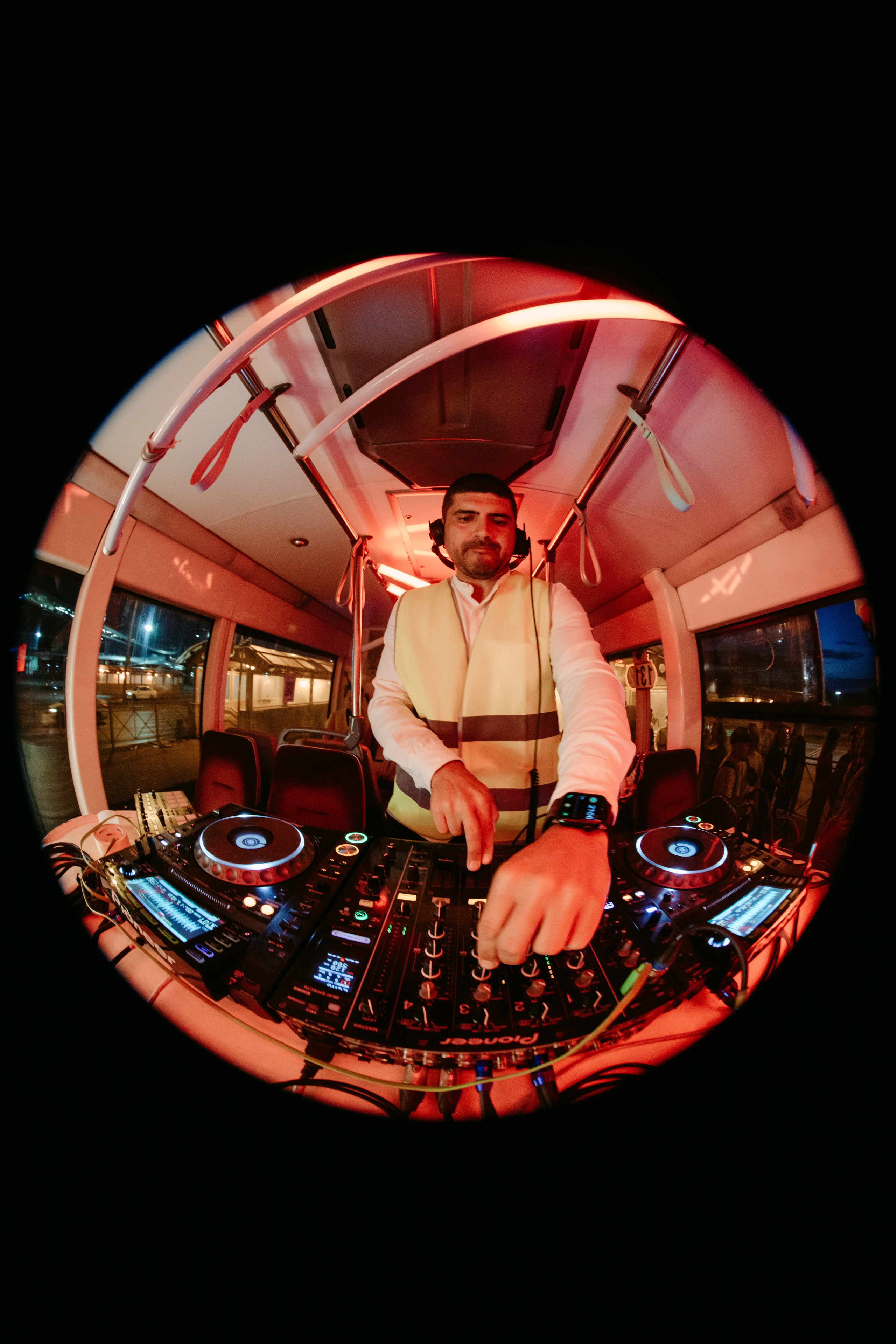 Вечеринка в трамвае / 2024. Саша Копылов, фотограф в Казани