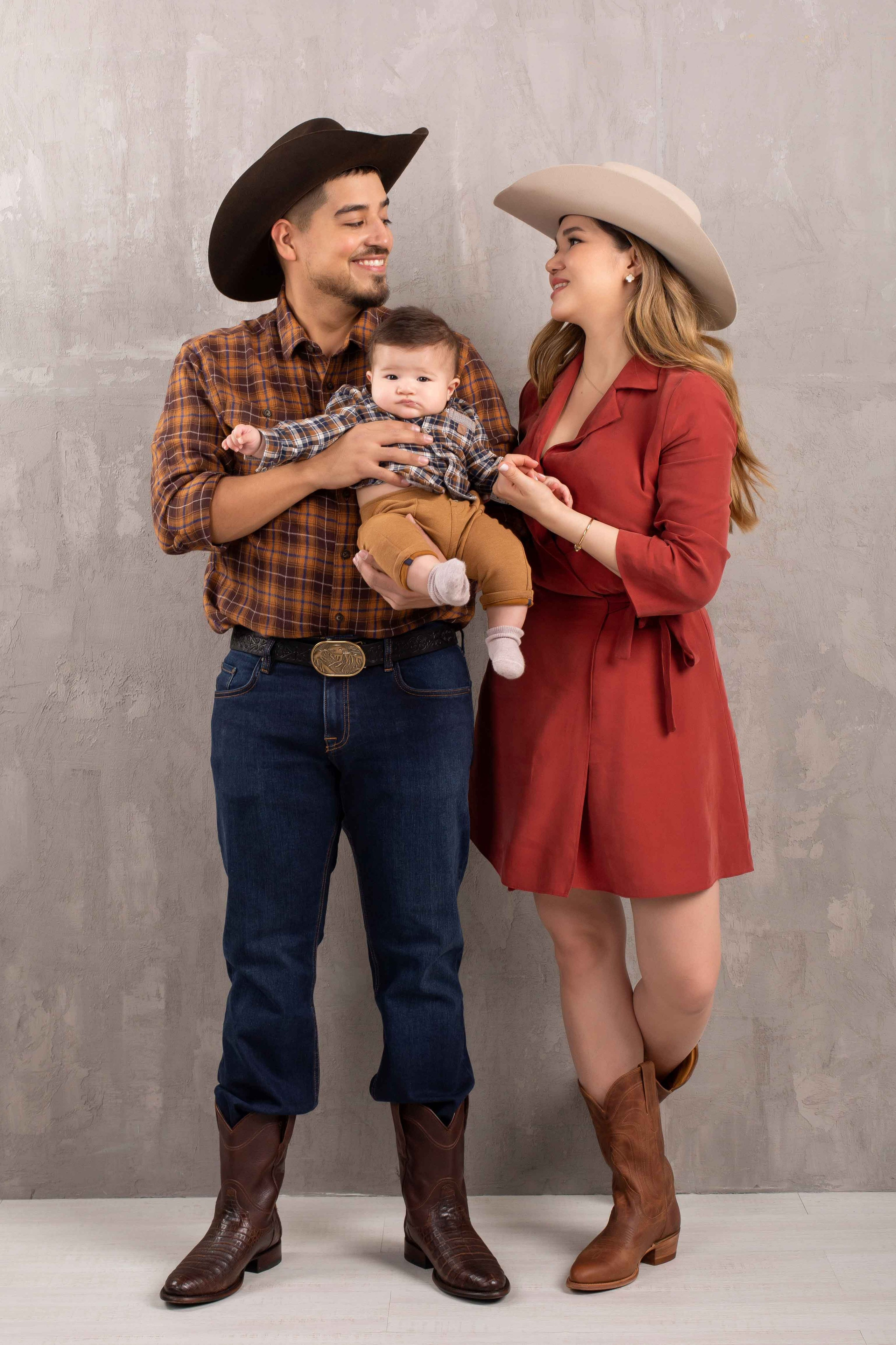 Фотосессия семейная. Фотостудия Алматы. Семейная и детская фотостудия Family studio.Фотограф Алматы