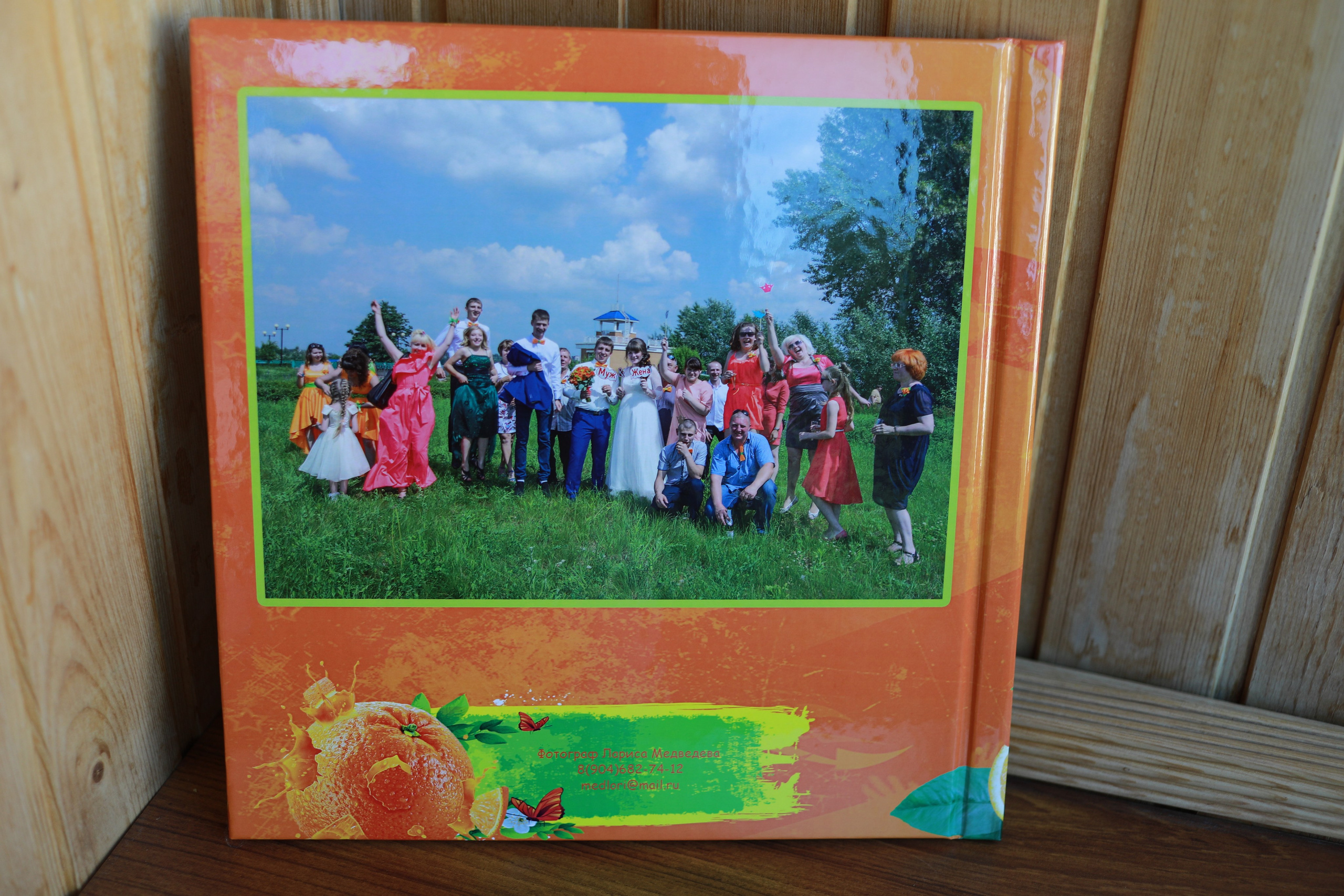 medlori fotobook Фотокниги в Липецке. Свадебная фотокнига «WEDDING DAY» Фотокнига постраничная (от 20 до 40 страниц), цена зависит от количества разворотов. Варианты фотокниг, созданные мной от фотосъёмки до дизайна. Цена: от 7500 руб за 10 разворотов. Обложка жёсткая, листы 350 мг. Фотограф Медведева Лариса. Апельсиновая свадьба. Шаблоны, дизайн, макет фотокниги.