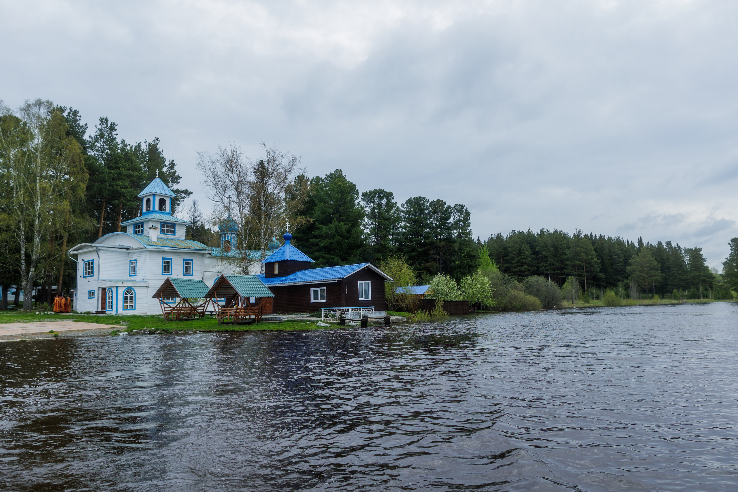 Деревянная церковь с синими куполами на берегу реки Урал, весеннее половодье, пейзажная фотография русской провинции Илья Антропов