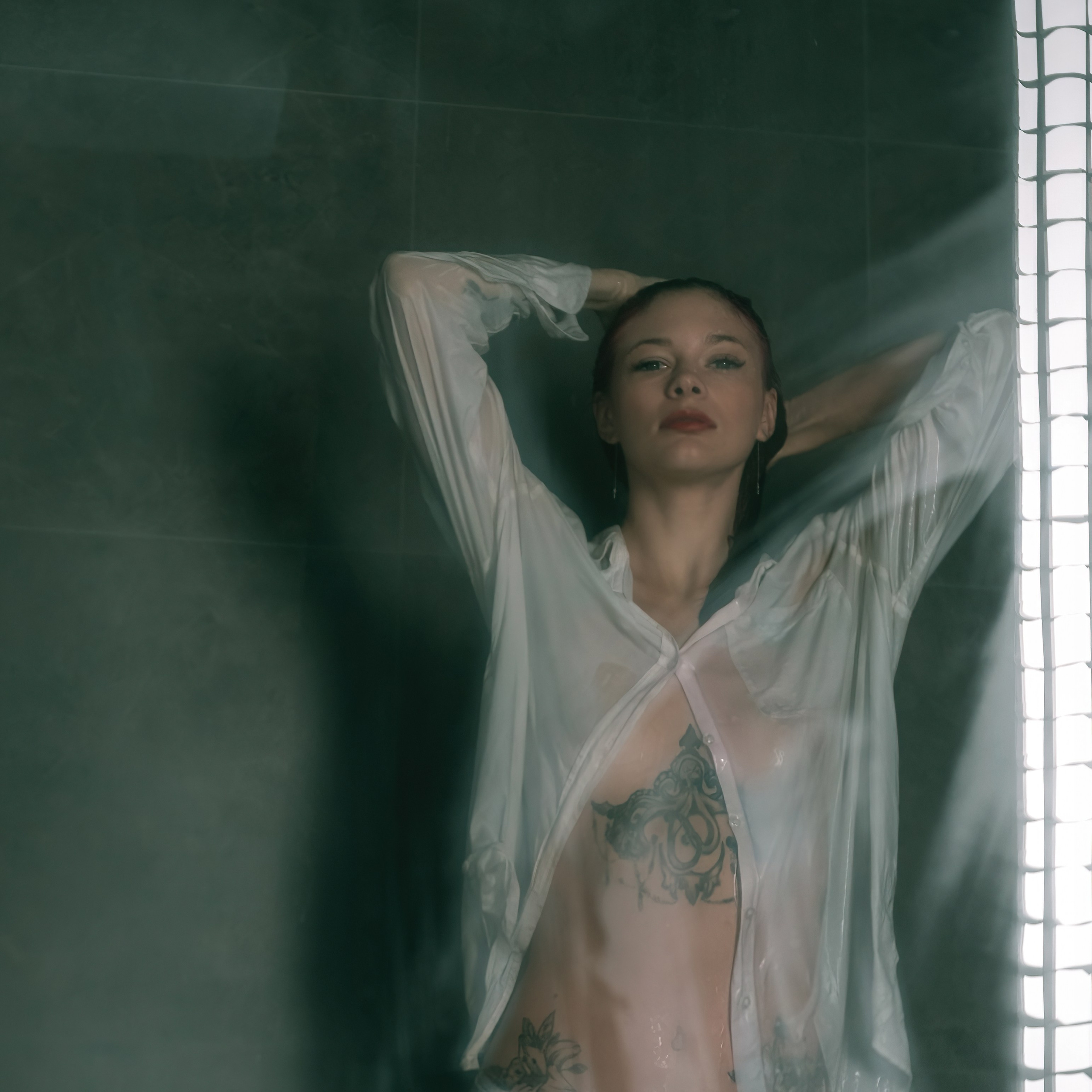 Портрет девушки в душе. Сверху белая мокрая рубашка.