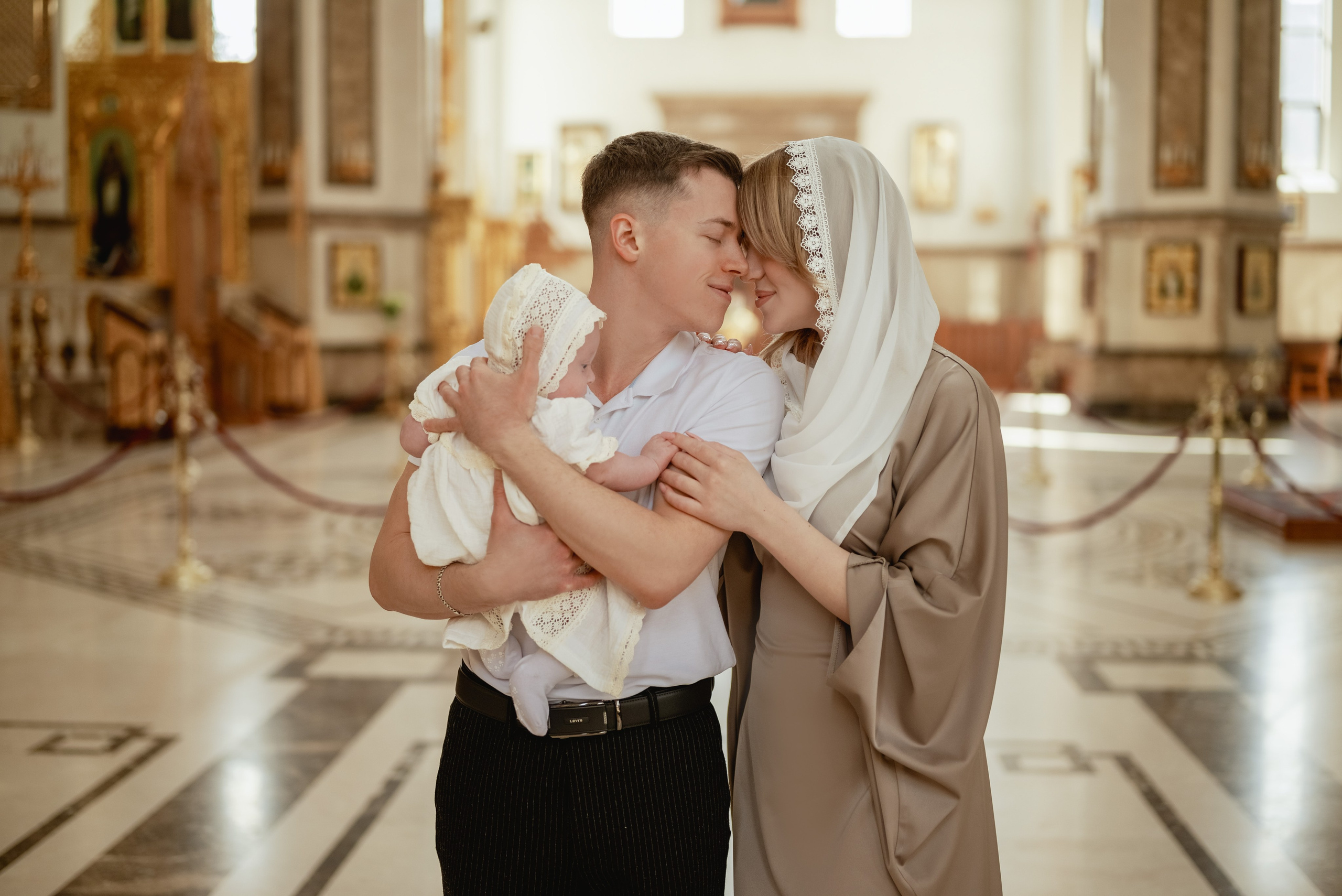 Крещение в храме Петра и Февронии. Юлия Басня семейный и свадебный фотограф в Донецке