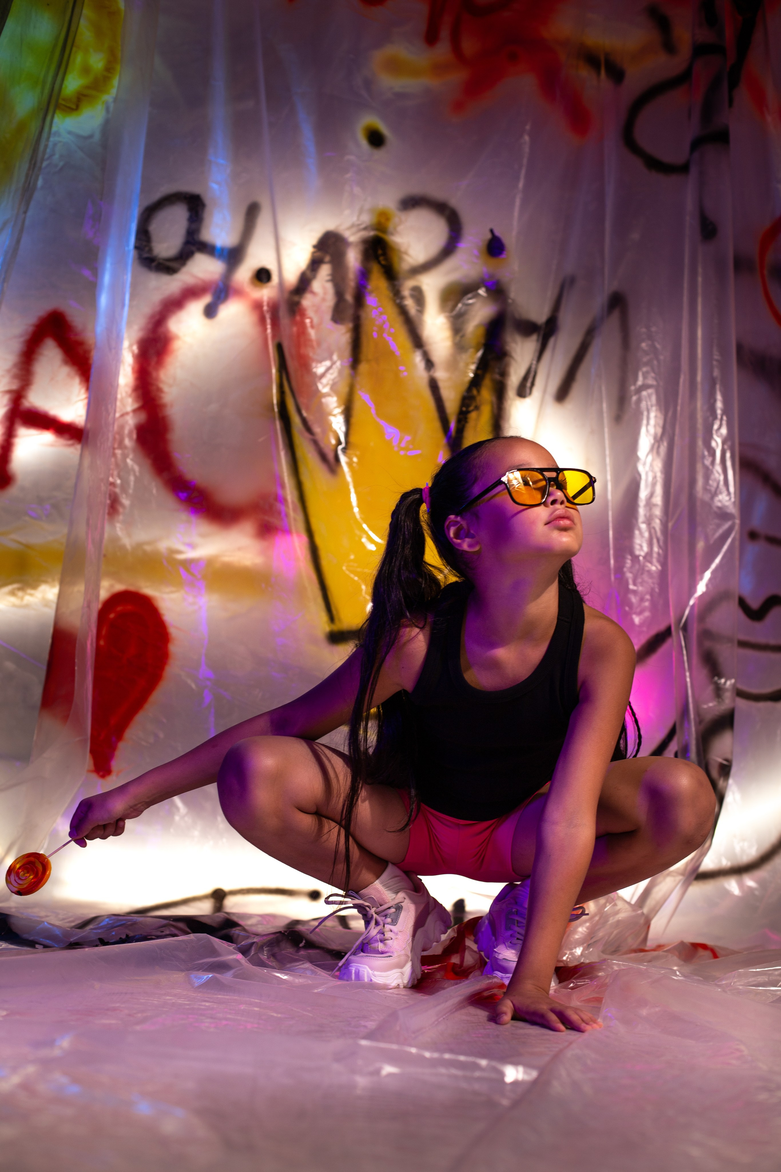 девочка красиво позирует на фотосессии 