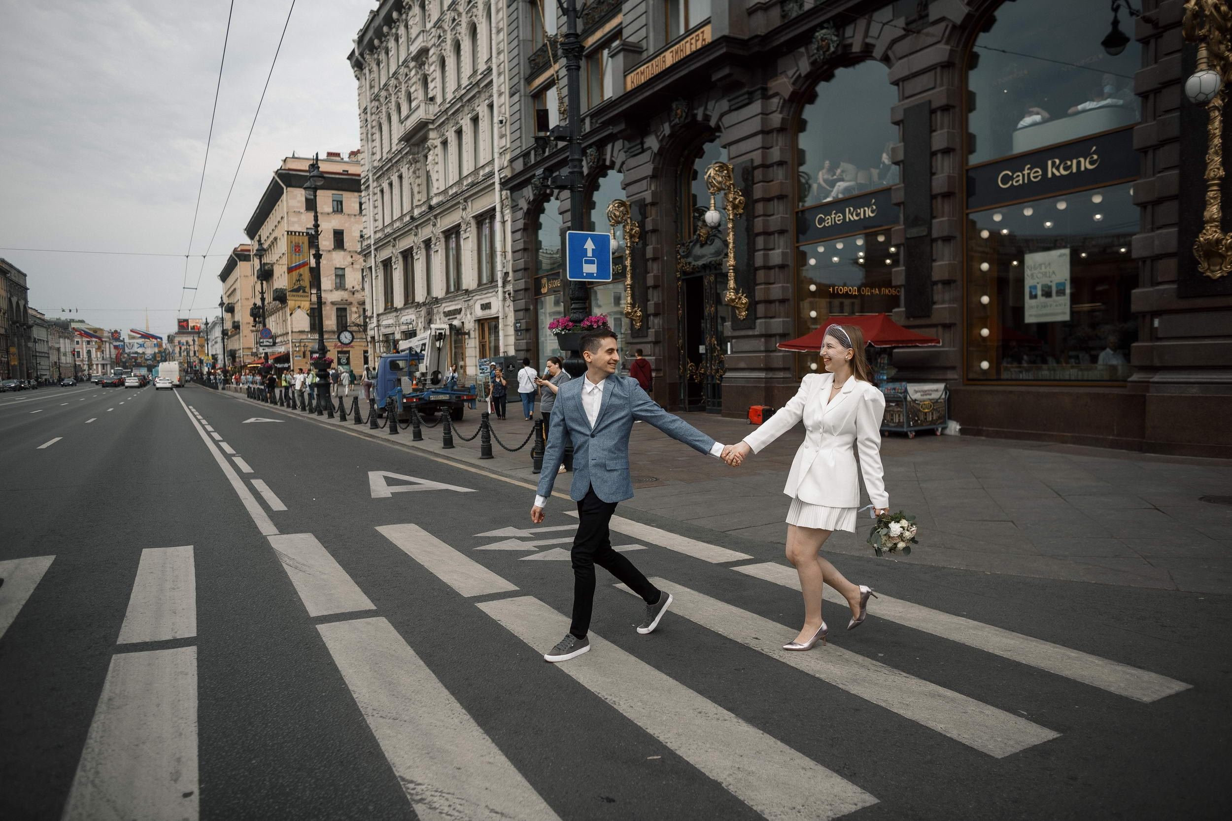 Весёлые молодожёны. Свадебный фотограф Игорь Брундасов 8PHOTO на свадьбу венчание загс СПб