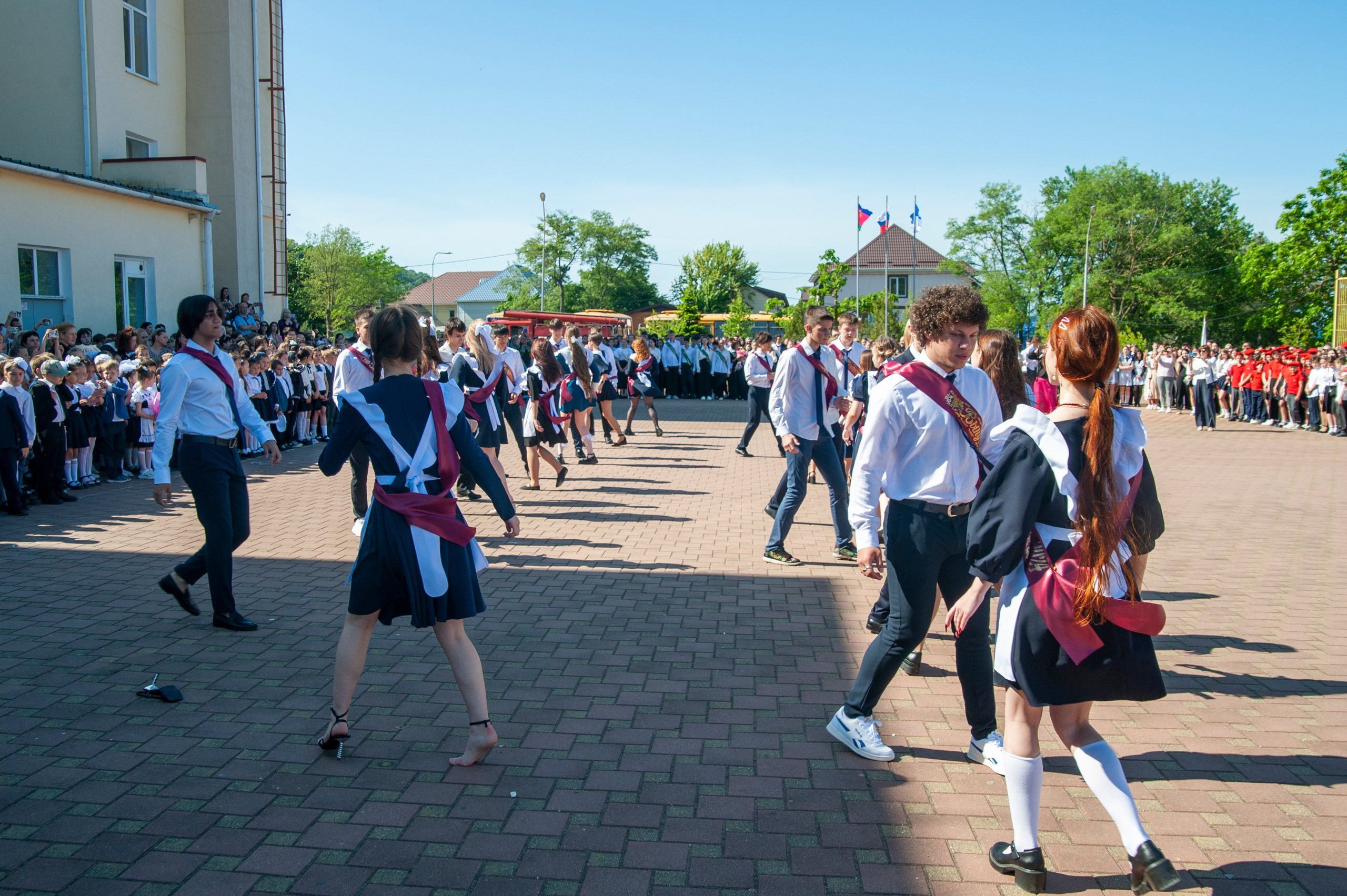 Последний Звонок МАОУ СОШ № 17 им. Эдуарда Есаяна — Архипо-Осиповка. Свадебный и семейный фотограф Денис Лукьянов в Краснодаре, Краснодарском крае и Республике Крым