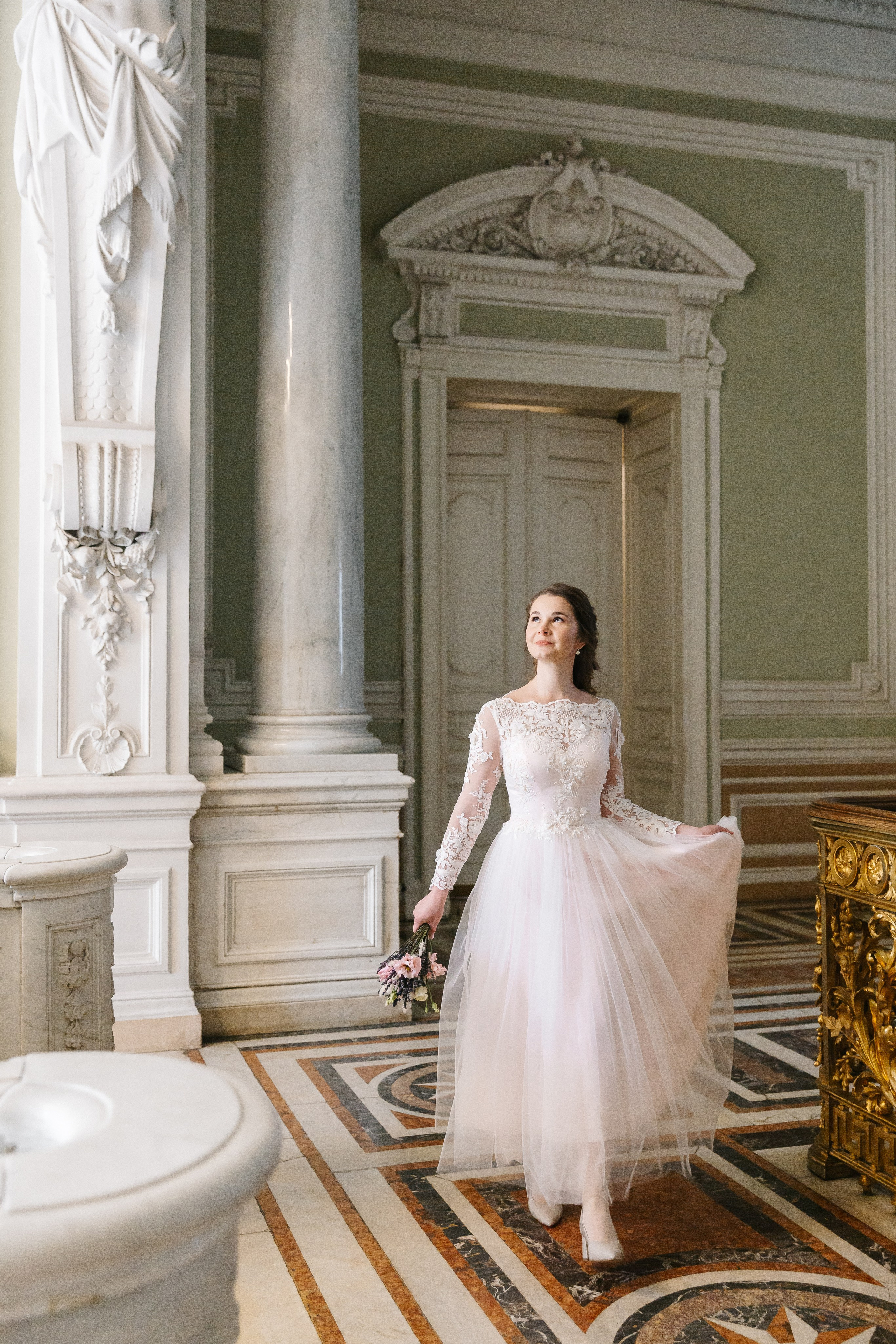 МАЙ | Дворец № 1, Атланты, Эрмитажный дворик. Свадебный фотограф в Санкт-Петербурге Полина Корзухина