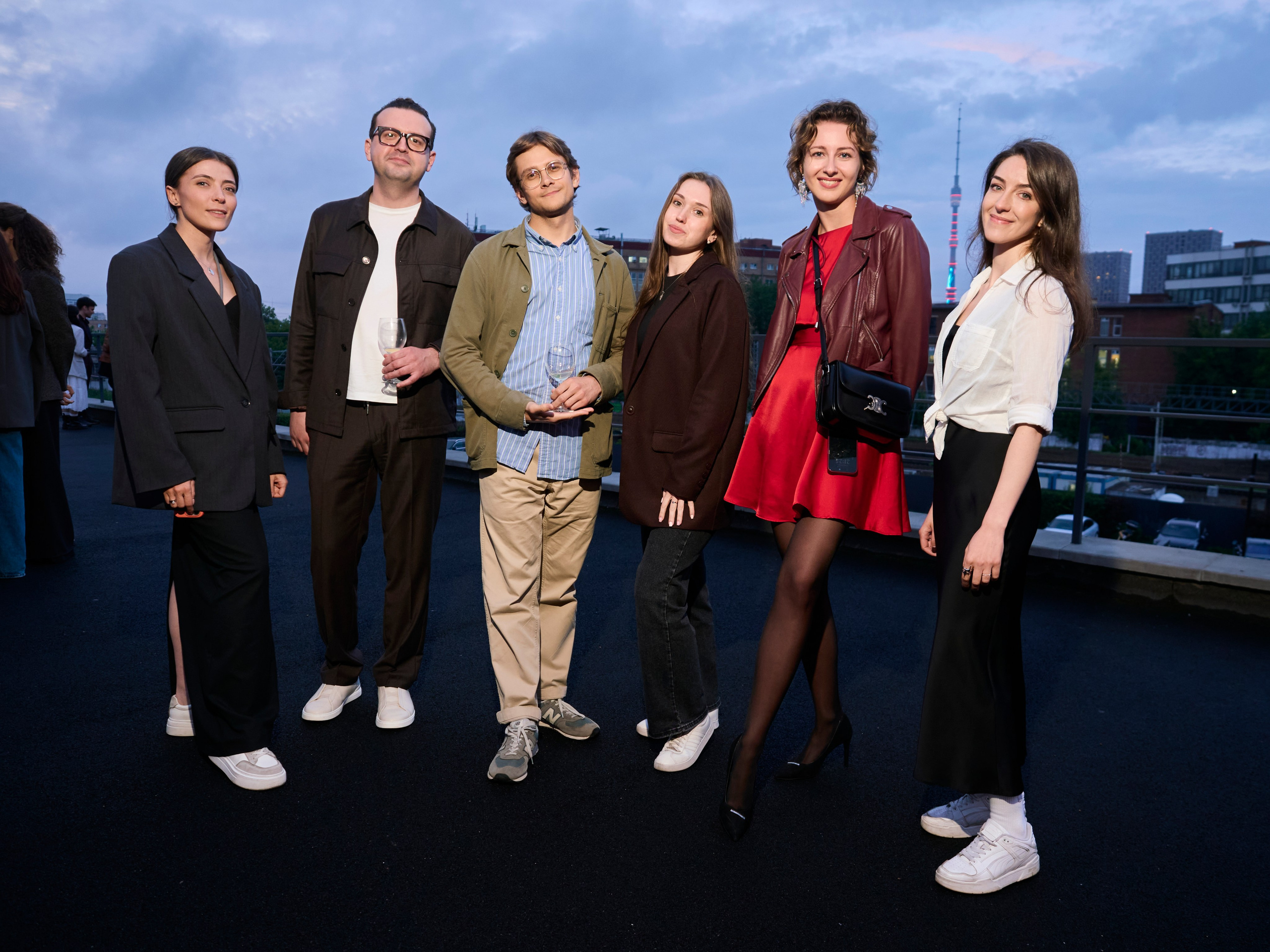 Групповой портрет сотрудников на крыше на корпоративном мероприятии в Москве.