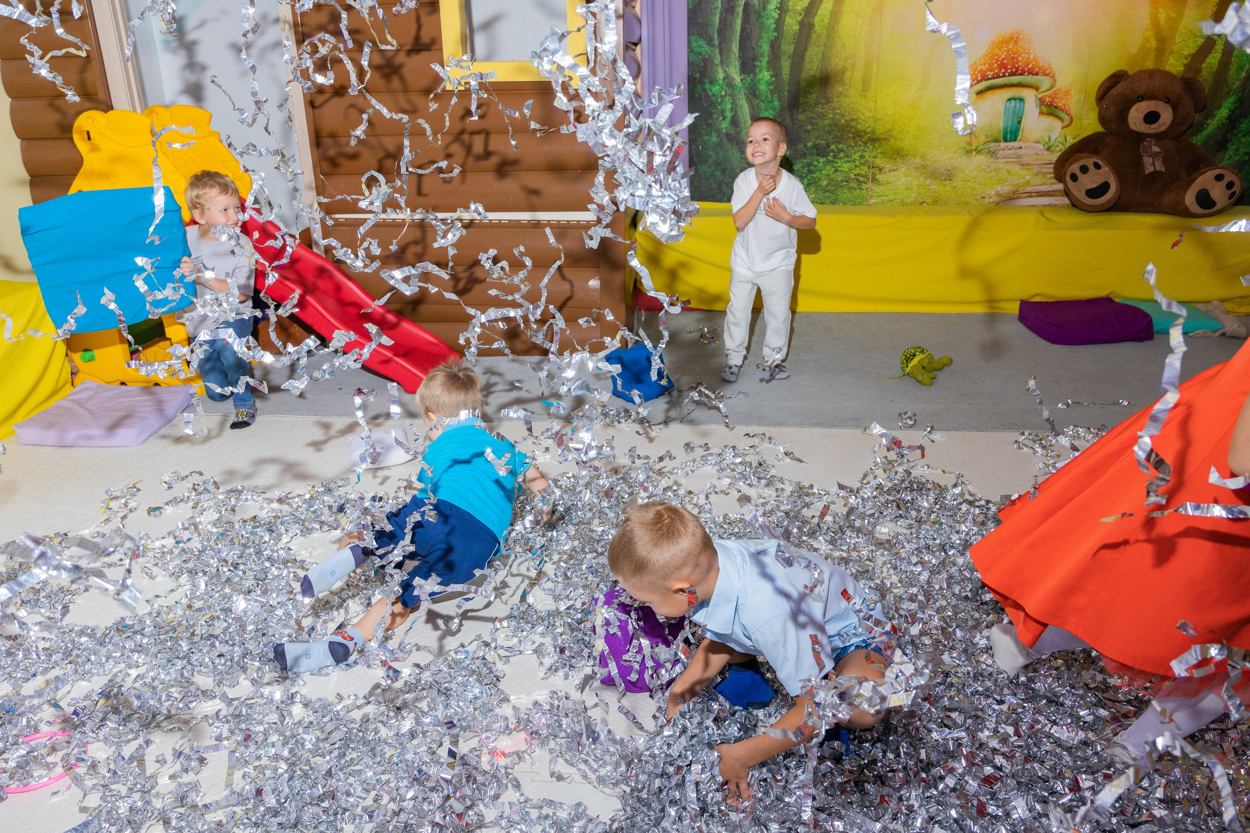 День Рождение в детском центре Качели. Выпускные альбомы во Владивостоке