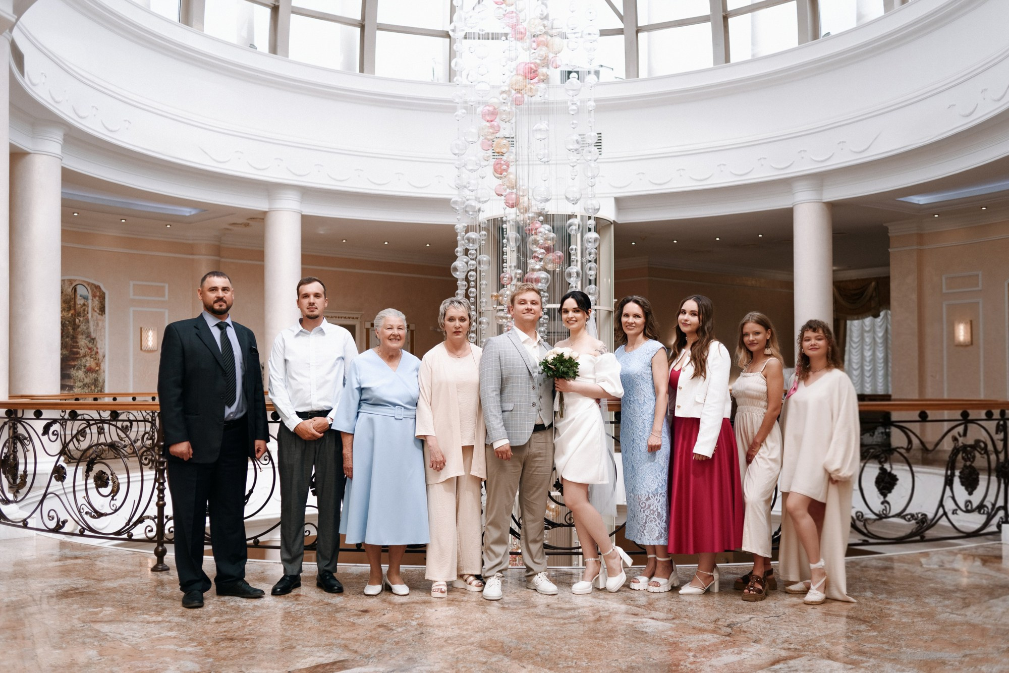 Свадебный фотограф Тюмень — Роман и Ксения: фотосессия с гостями и прогулка в парке. Портретный фотограф Тюмень Дарья Мустафина