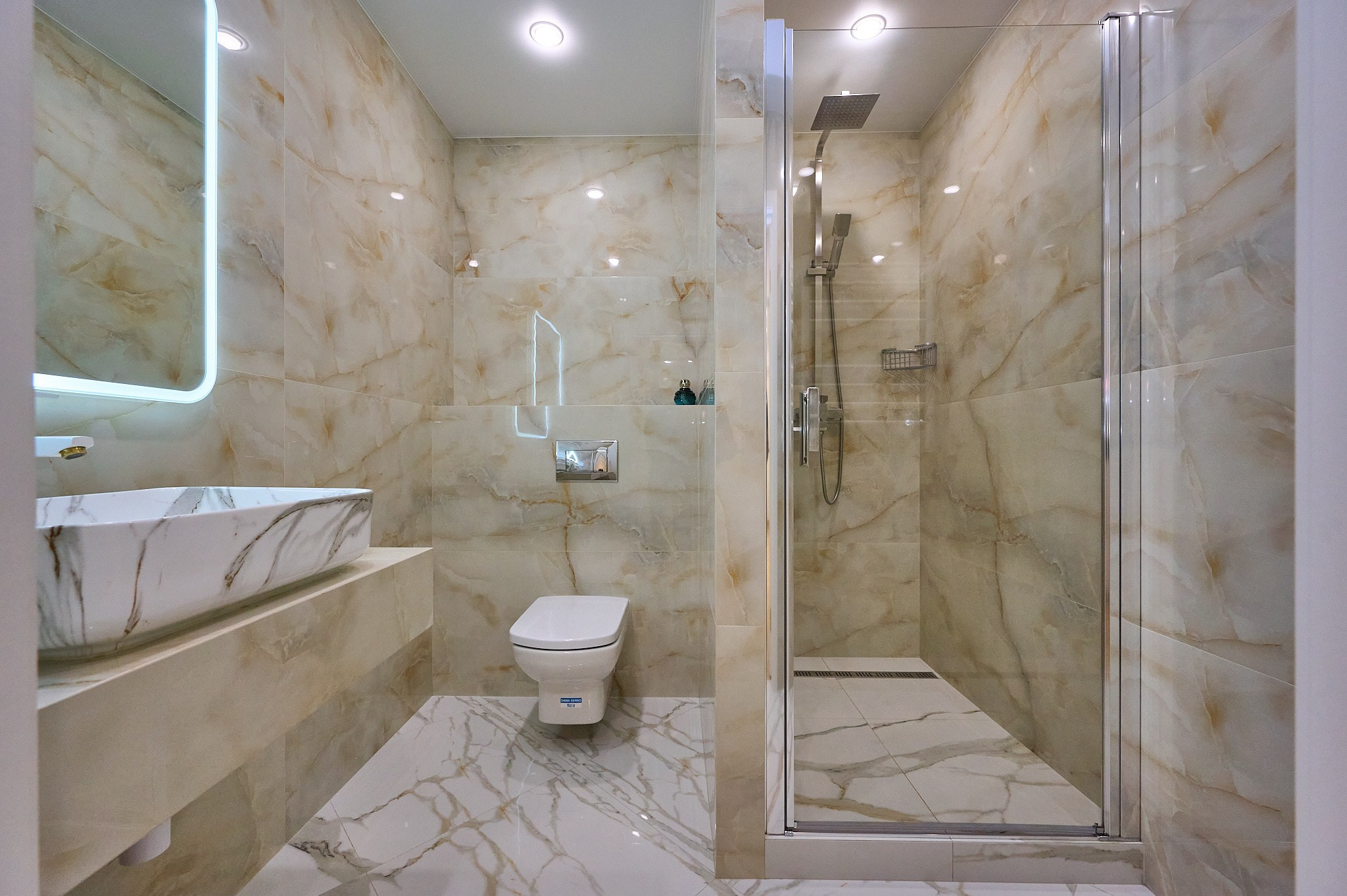 ванная комната белая раковина большое зеркало с подсветкой душевая кабина