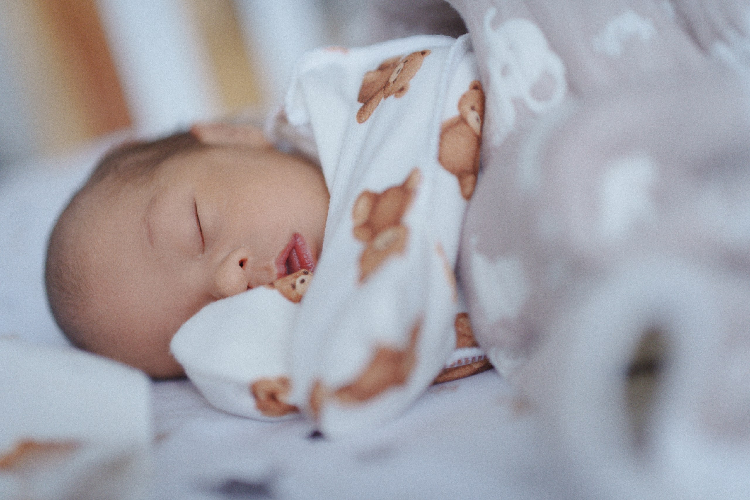 Домашняя фотосессия новорождённого — минималистично, современно, с душой