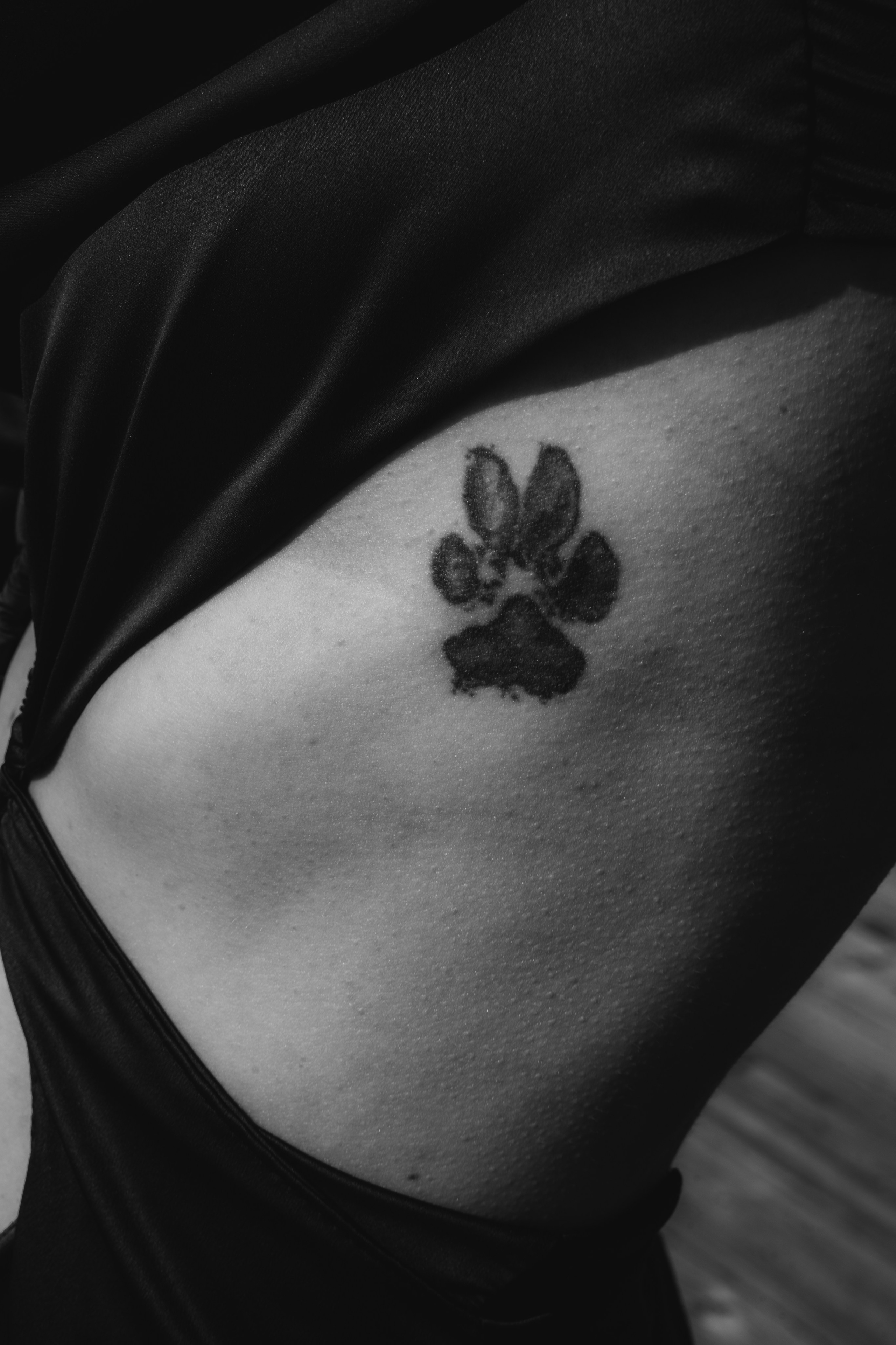 Детальный снимок татуировки на ребре 