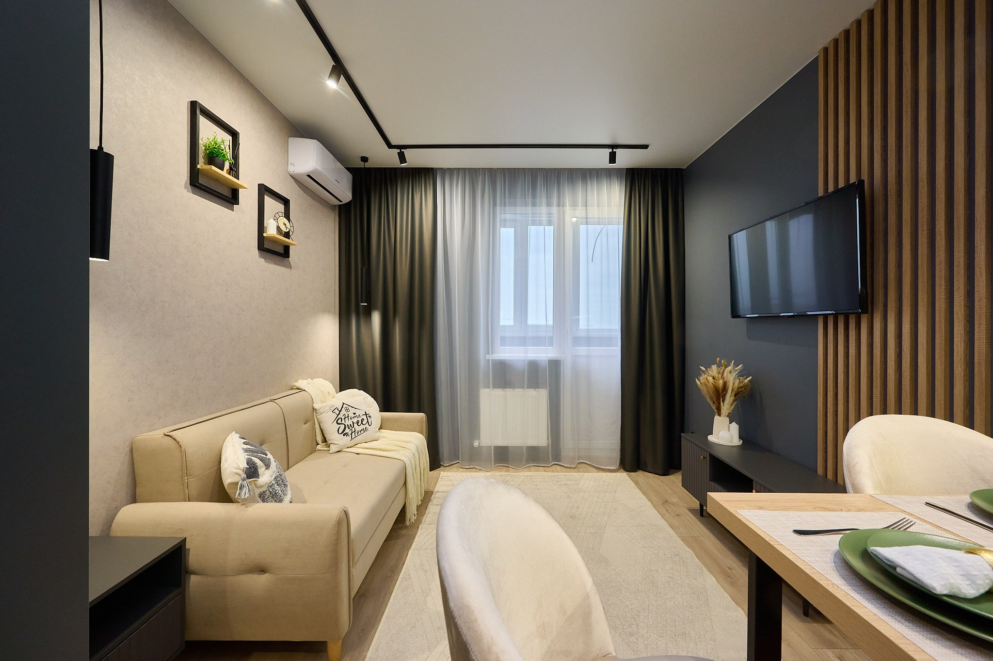 комната светлый диван черные шторы черные полки телевизор 