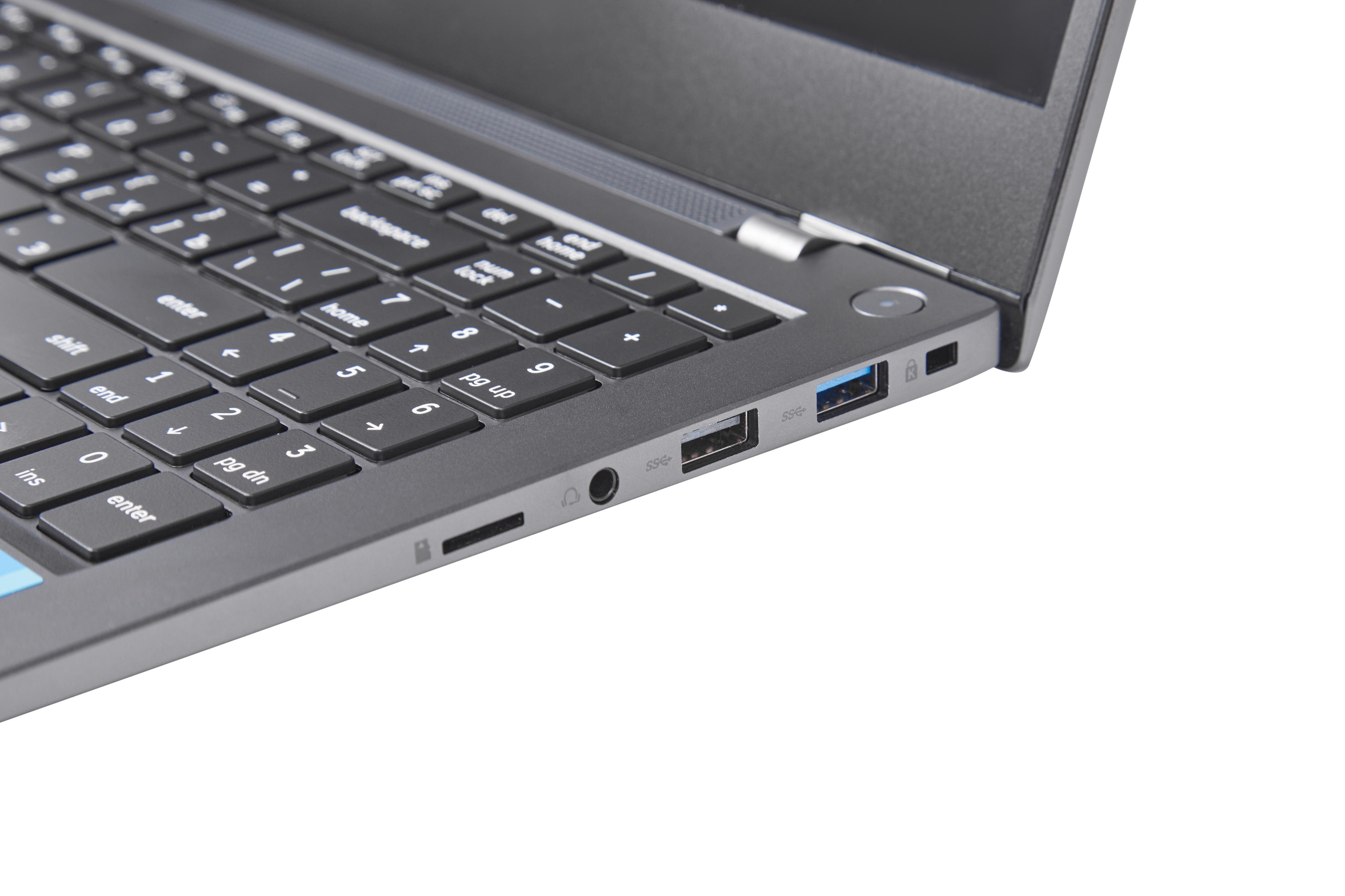 Съемка ноутбуков на белом фоне