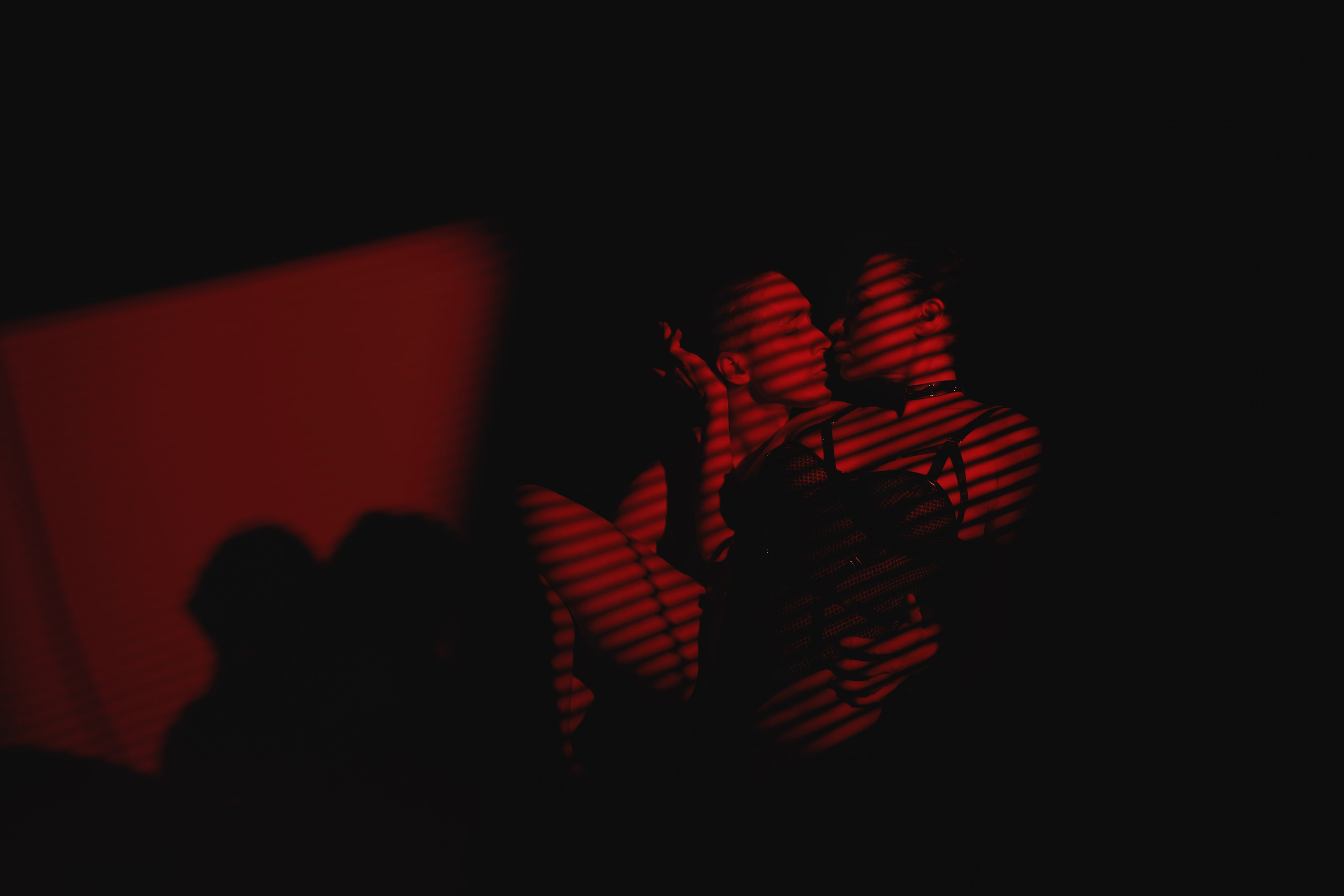 эротическая фотосессия вместе с мужем в красном свете