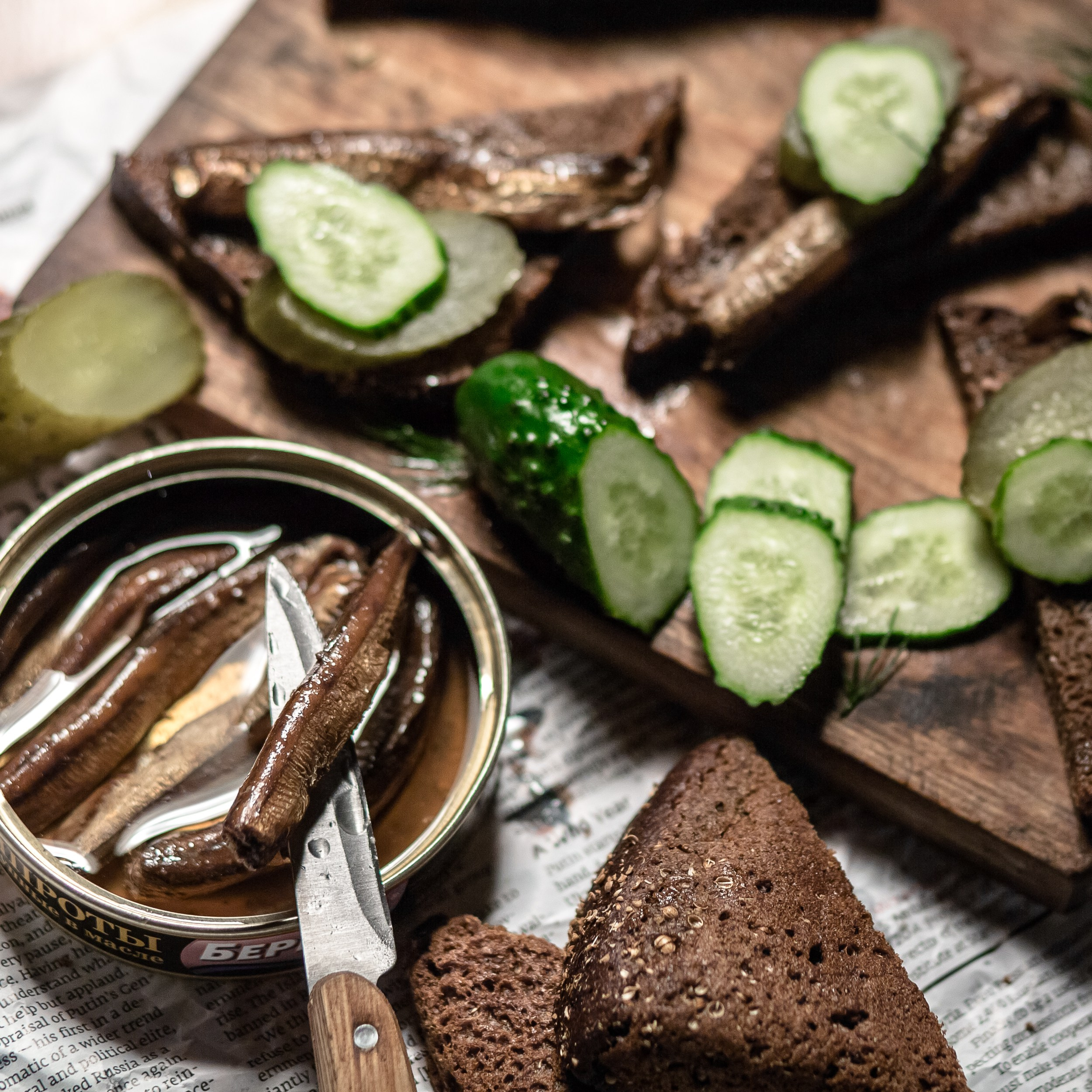 шпроты на бородинском хлебе со свежим огурцом