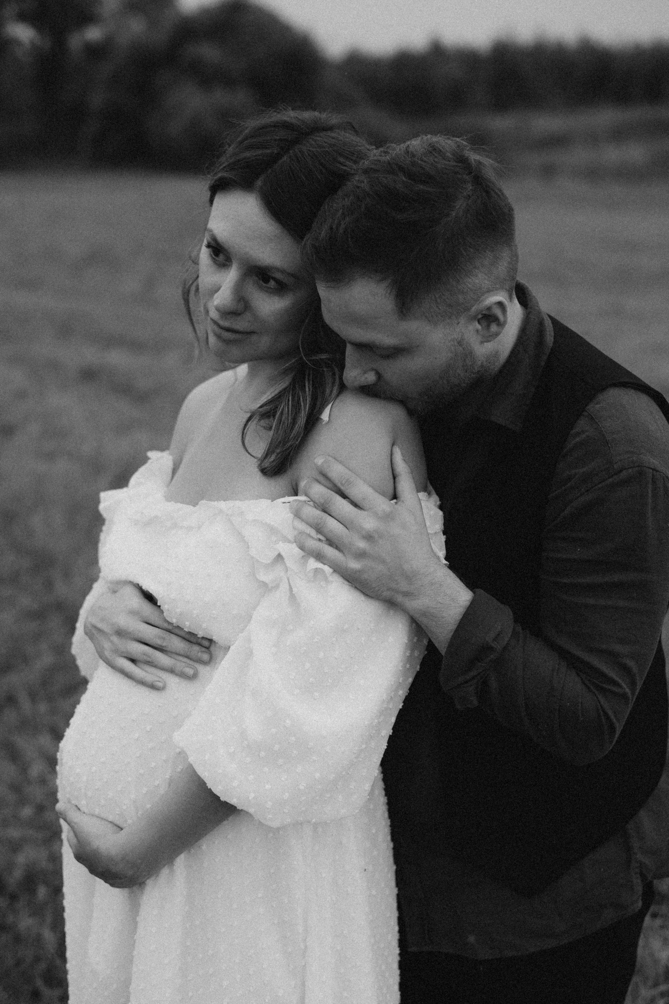 Фотосессия лавстори в поле