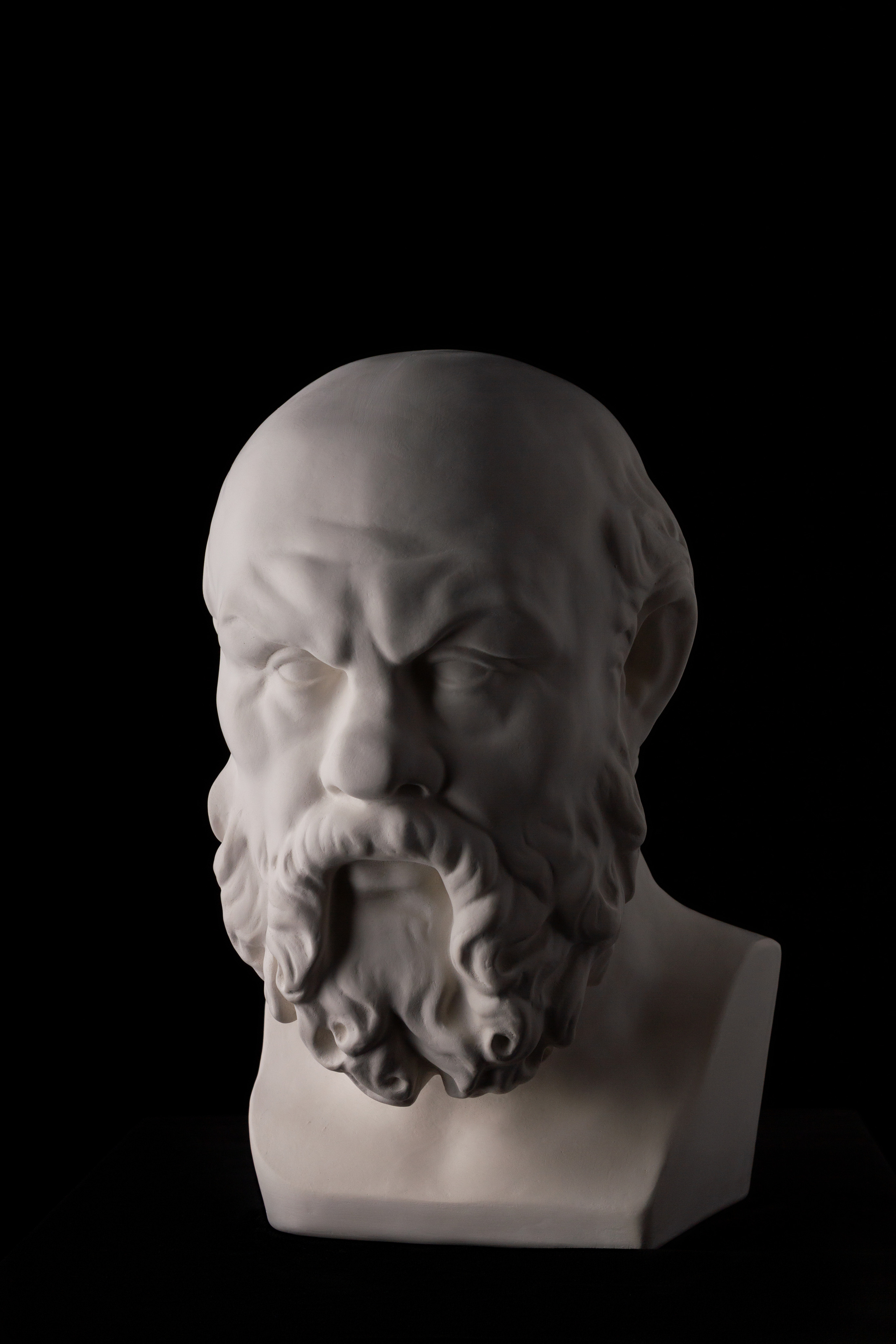 Гипсовый бюст Сократа на чёрном фоне