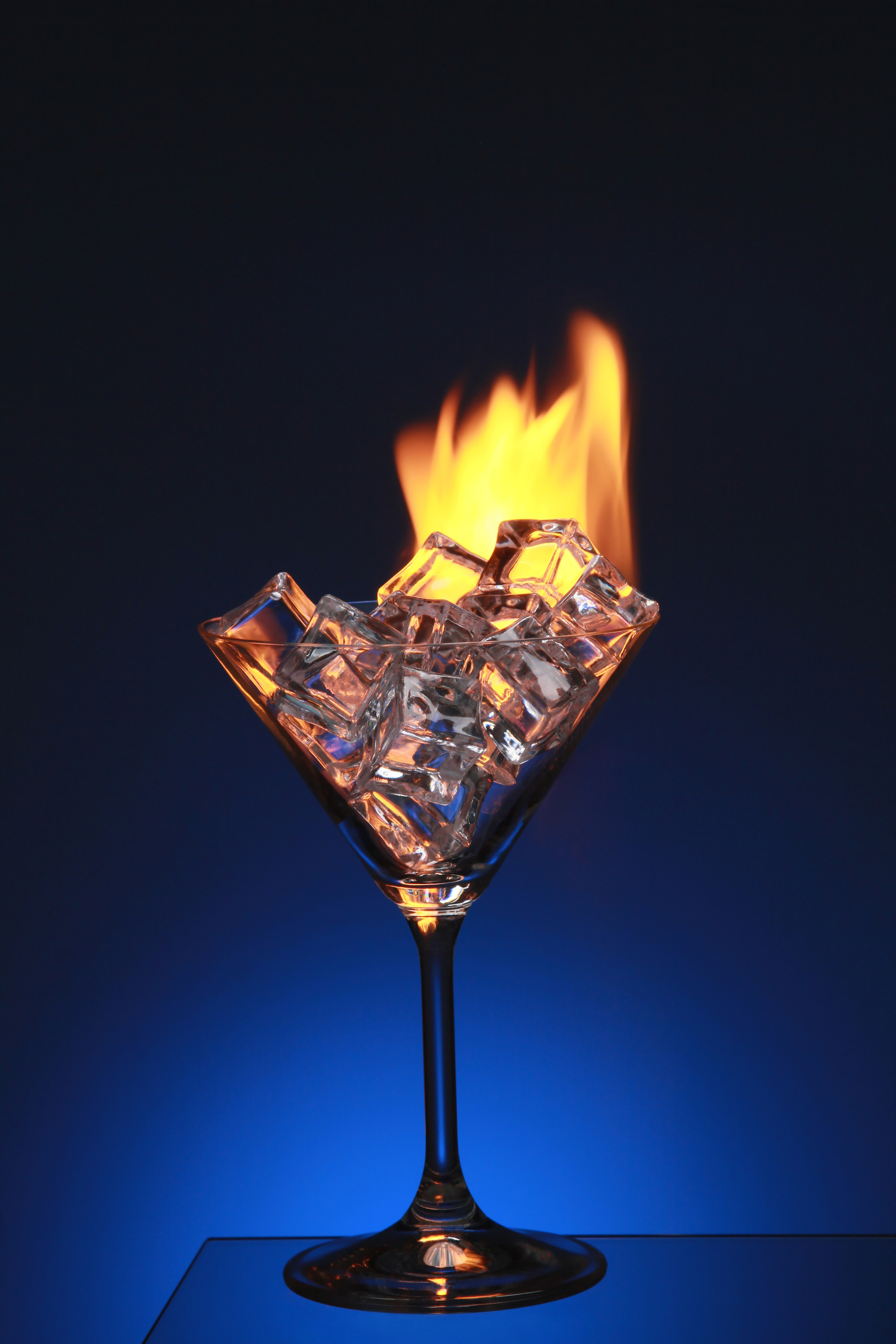 Мартинка с горящим льдом на чётно-синем фоне с красивыми бликами