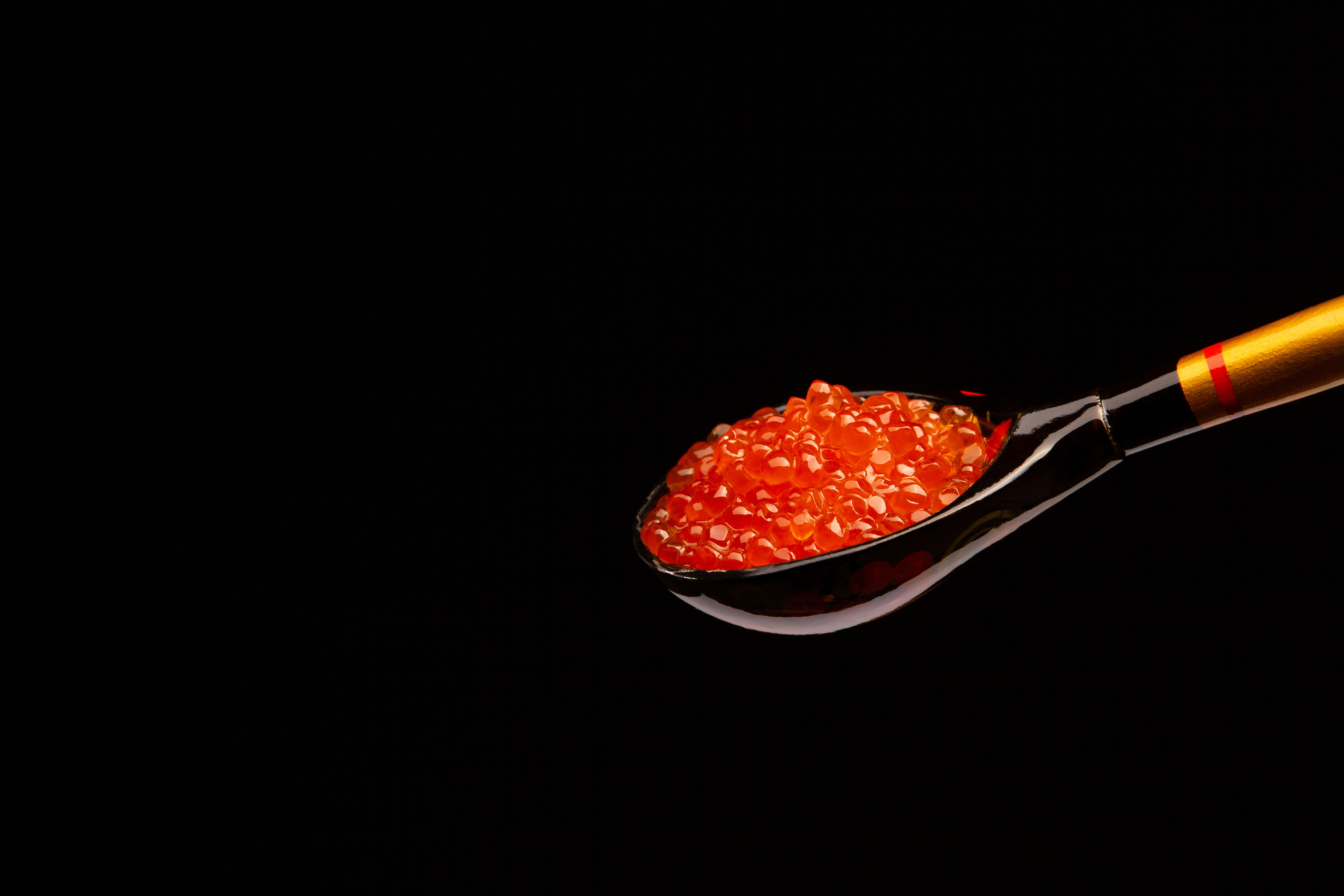 Красная икра в деревянной ложке