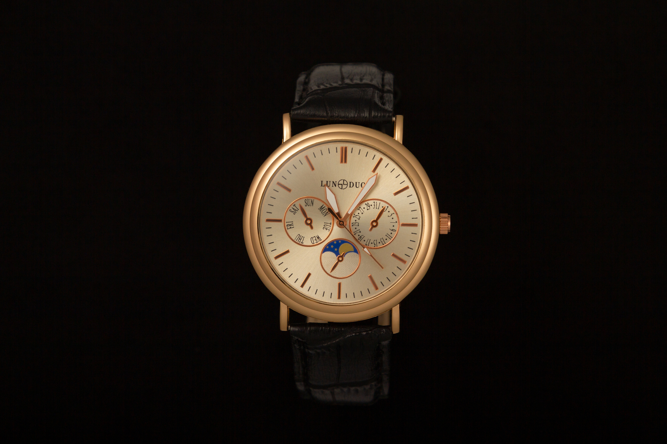 Циферблат золотых часов на чёрном фоне