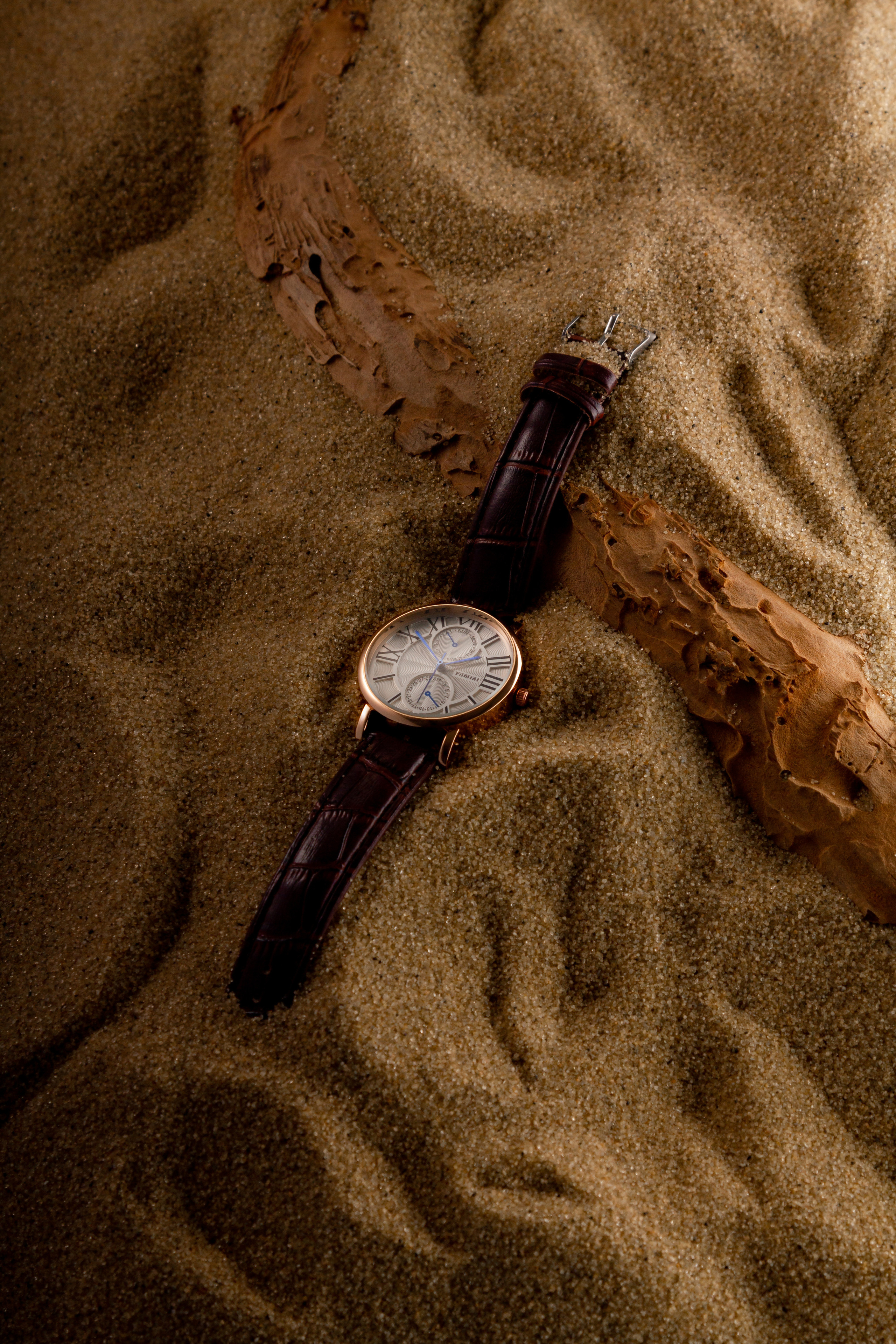 Потерянные часы с ремешком в  песках пустыни