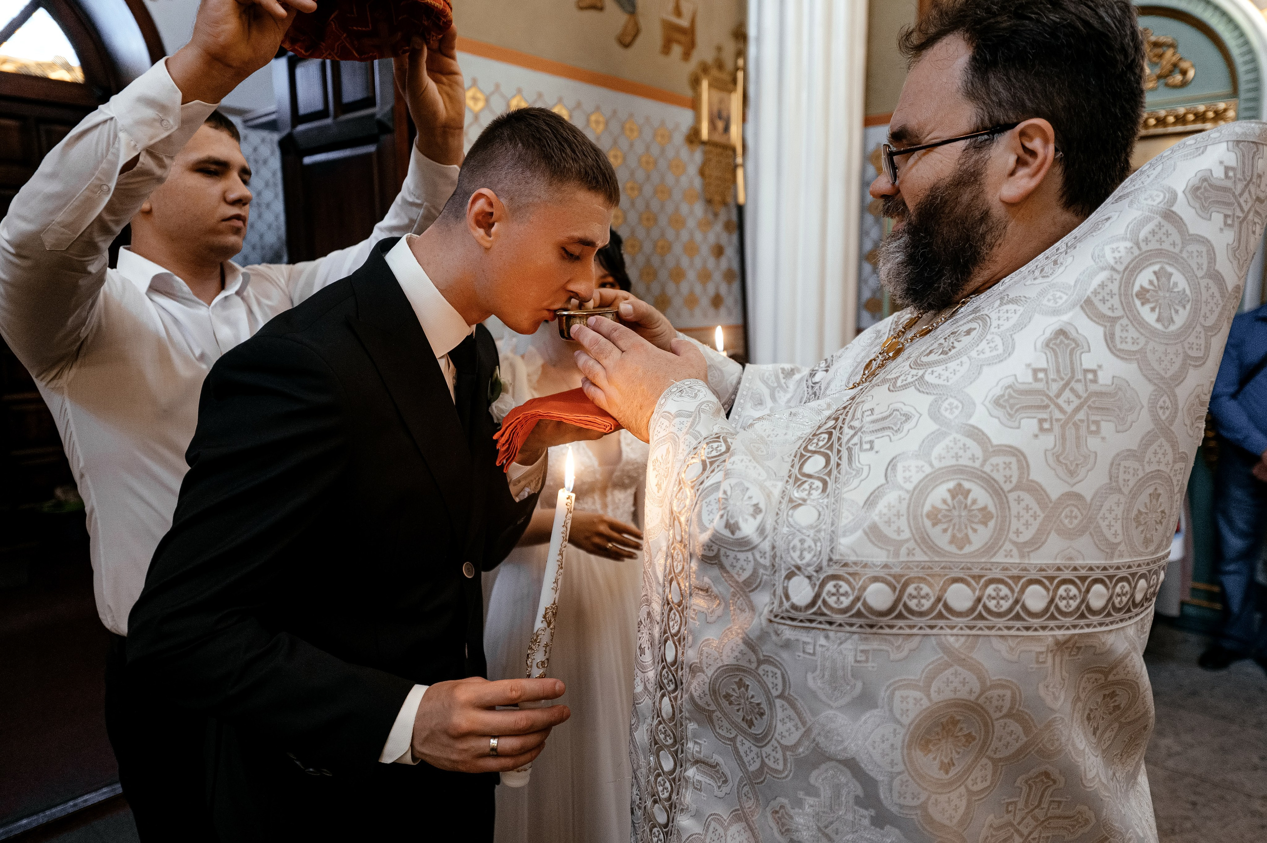 Свадьба с венчанием в Щелково. Прогулка в Гребнево, ресторан Кинза, отель Премиум. Свадебный и семейный фотограф Виктория Носачёва. Щелково, Москва и МО