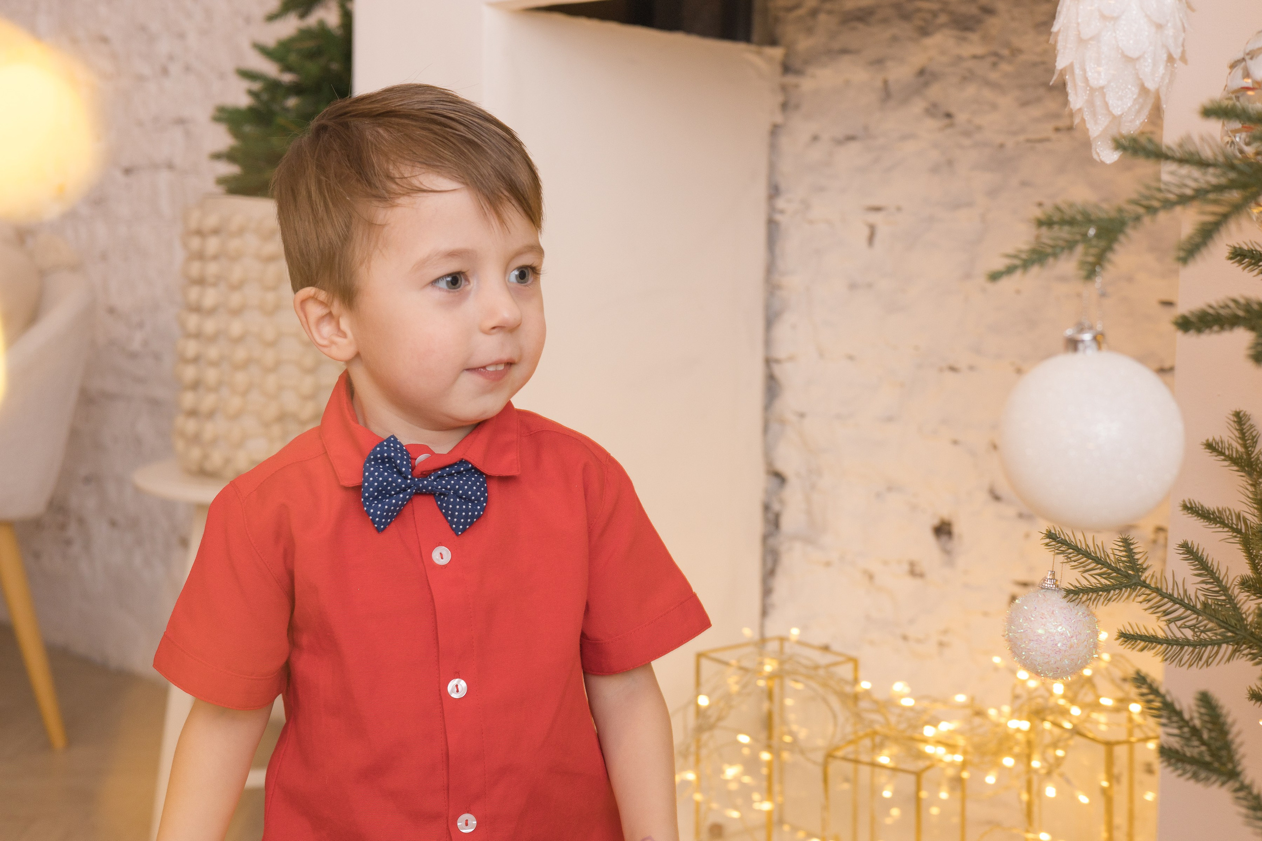 Детская новогодняя фотосессия в студии Ижевска для озорного Данила