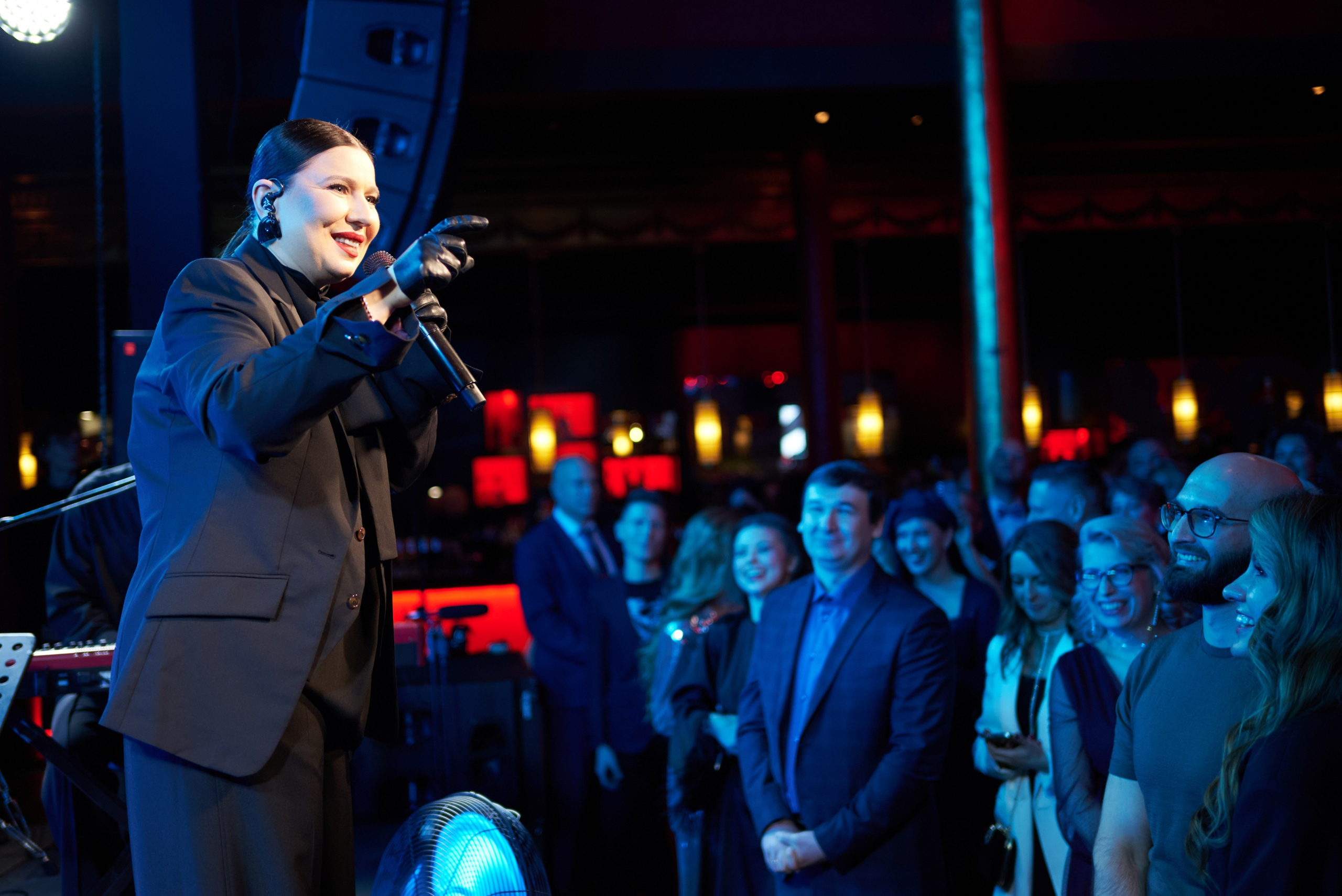 Певица Елка перед полным залом — съёмка концерта